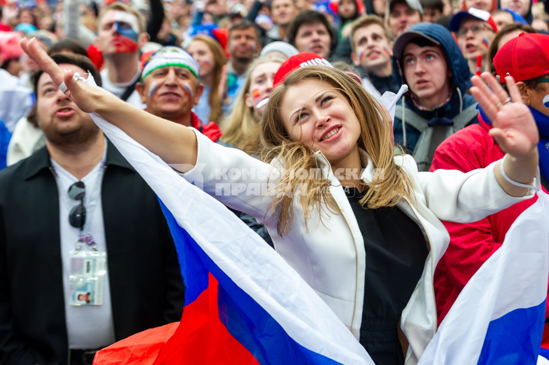 Санкт-Петербург. Болельщики в фан-зоне FIFA на Конюшенной площади в ходе трансляции матча 1/8 финала чемпионата мира по футболу - 2018 между командами России и Испании.