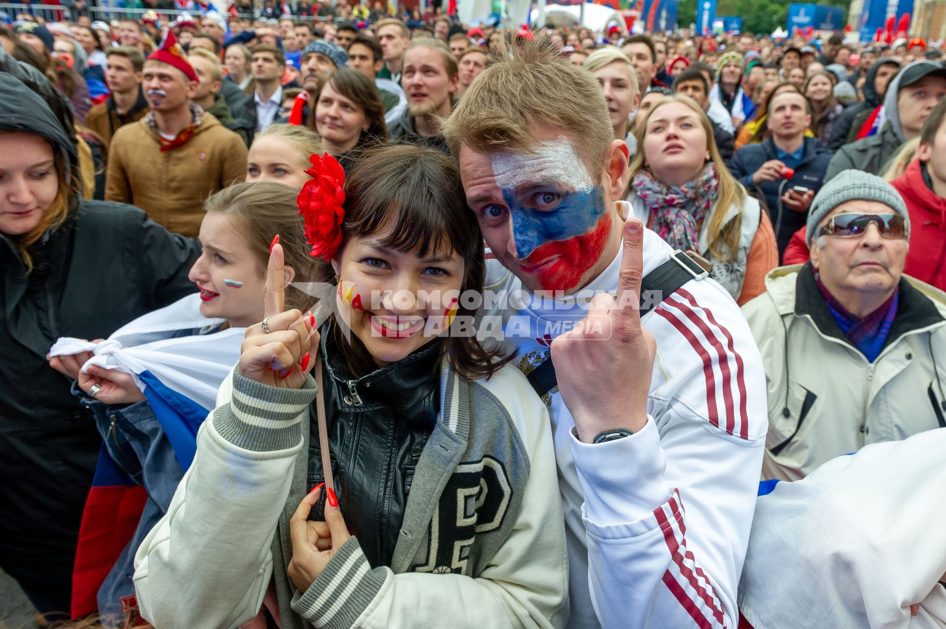 Санкт-Петербург. Болельщики в фан-зоне FIFA на Конюшенной площади в ходе трансляции матча 1/8 финала чемпионата мира по футболу - 2018 между командами России и Испании.