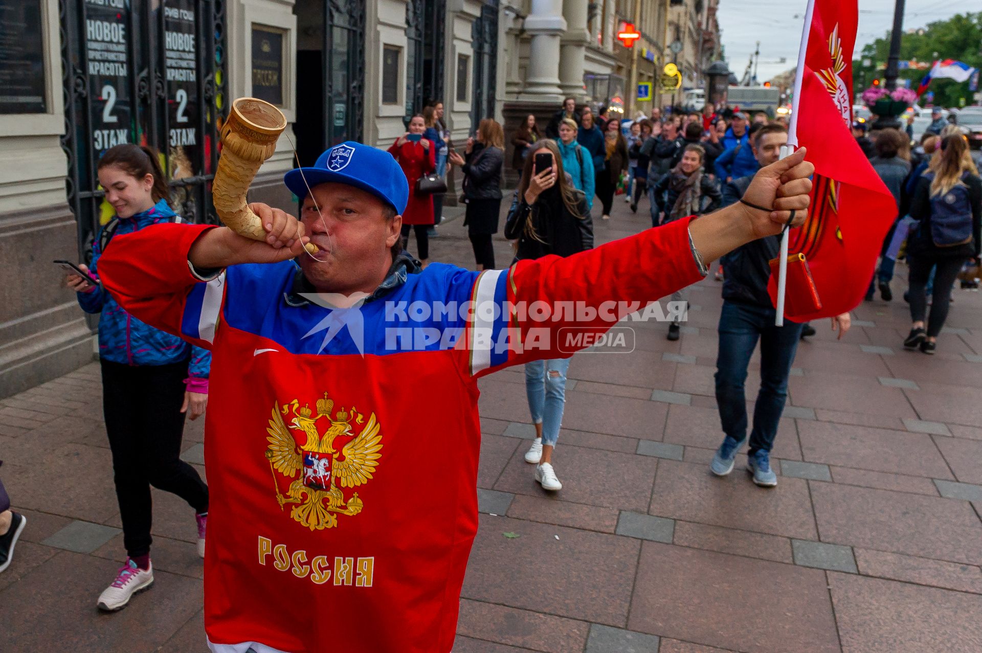 Санкт-Петербург. Болельщики во время празднования победы сборной России в матче 1/8 финала чемпионата мира по футболу - 2018 между командами России и Испании.