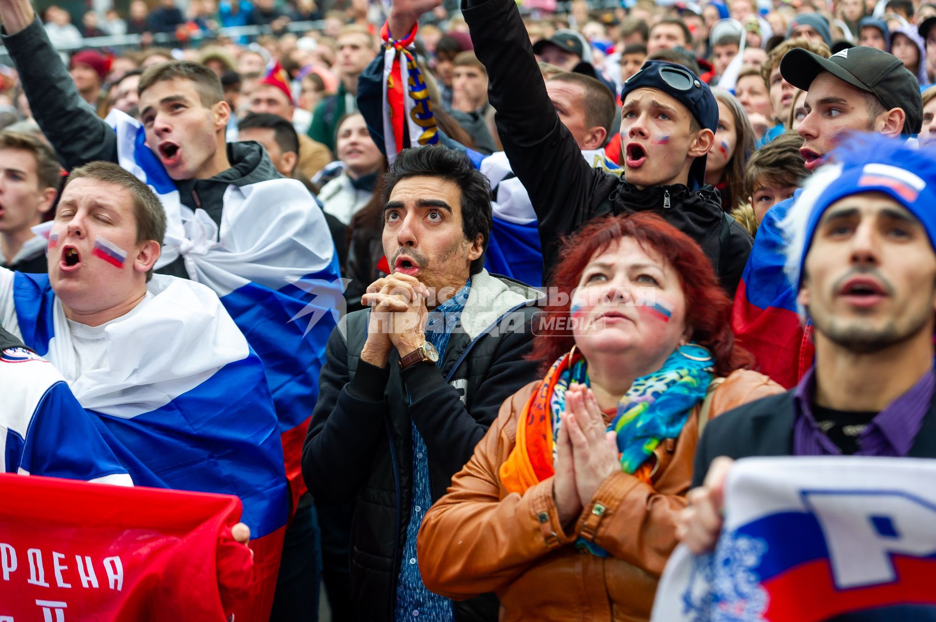 Санкт-Петербург. Болельщики в фан-зоне FIFA на Конюшенной площади в ходе трансляции матча 1/8 финала чемпионата мира по футболу - 2018 между командами России и Испании.