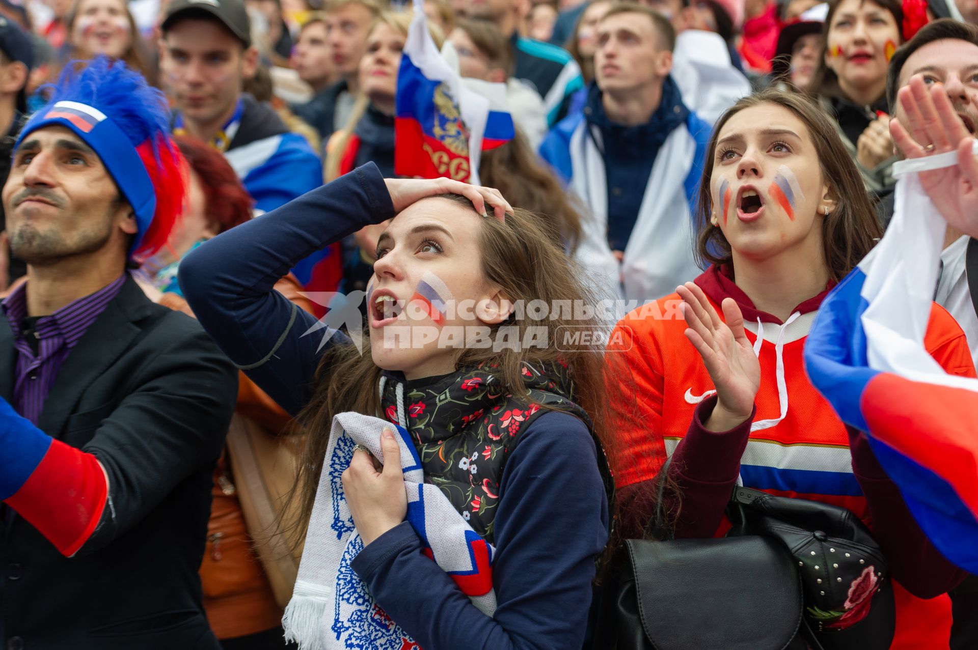 Санкт-Петербург. Болельщики в фан-зоне FIFA на Конюшенной площади в ходе трансляции матча 1/8 финала чемпионата мира по футболу - 2018 между командами России и Испании.