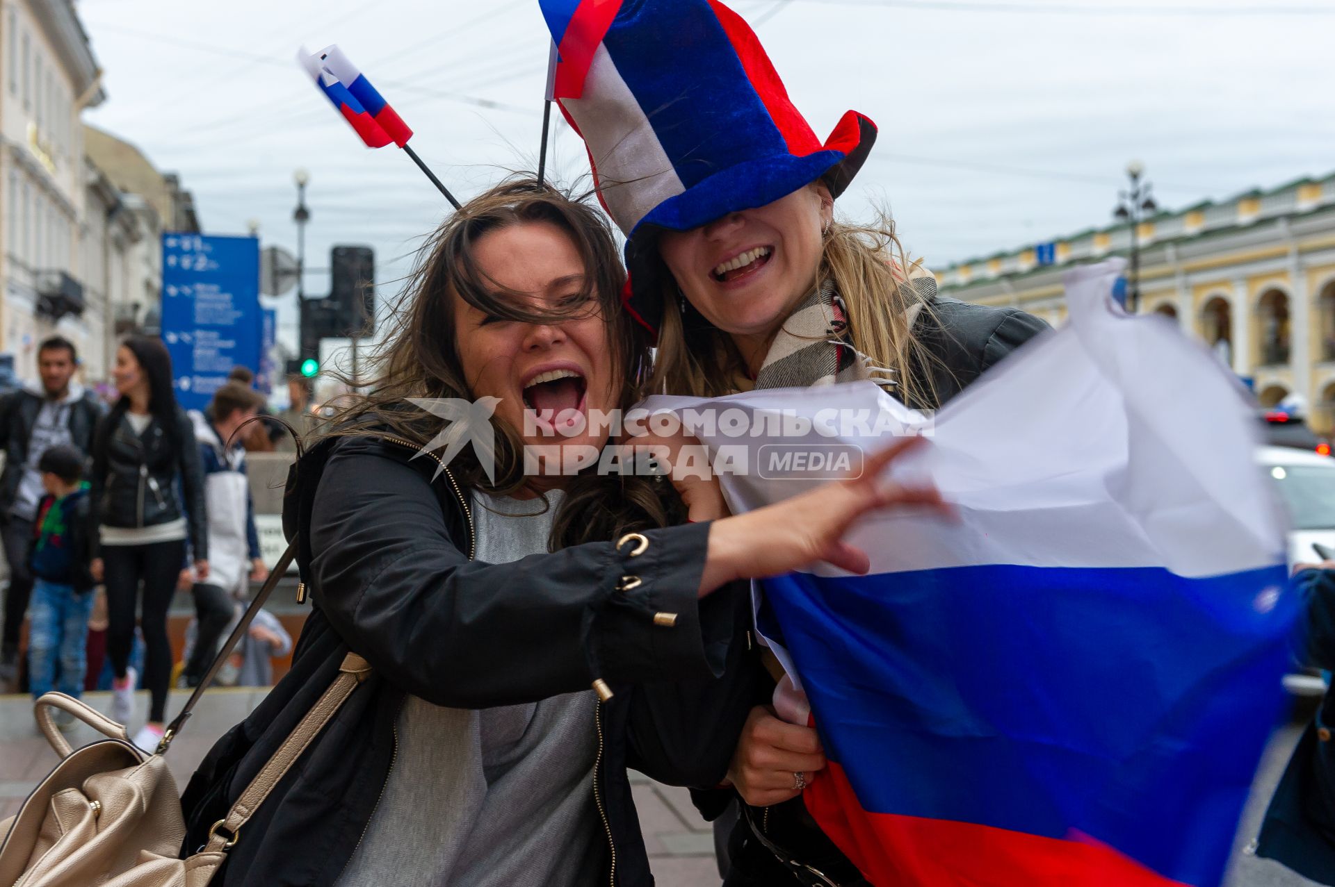 Санкт-Петербург. Болельщики во время празднования победы сборной России в матче 1/8 финала чемпионата мира по футболу - 2018 между командами России и Испании.