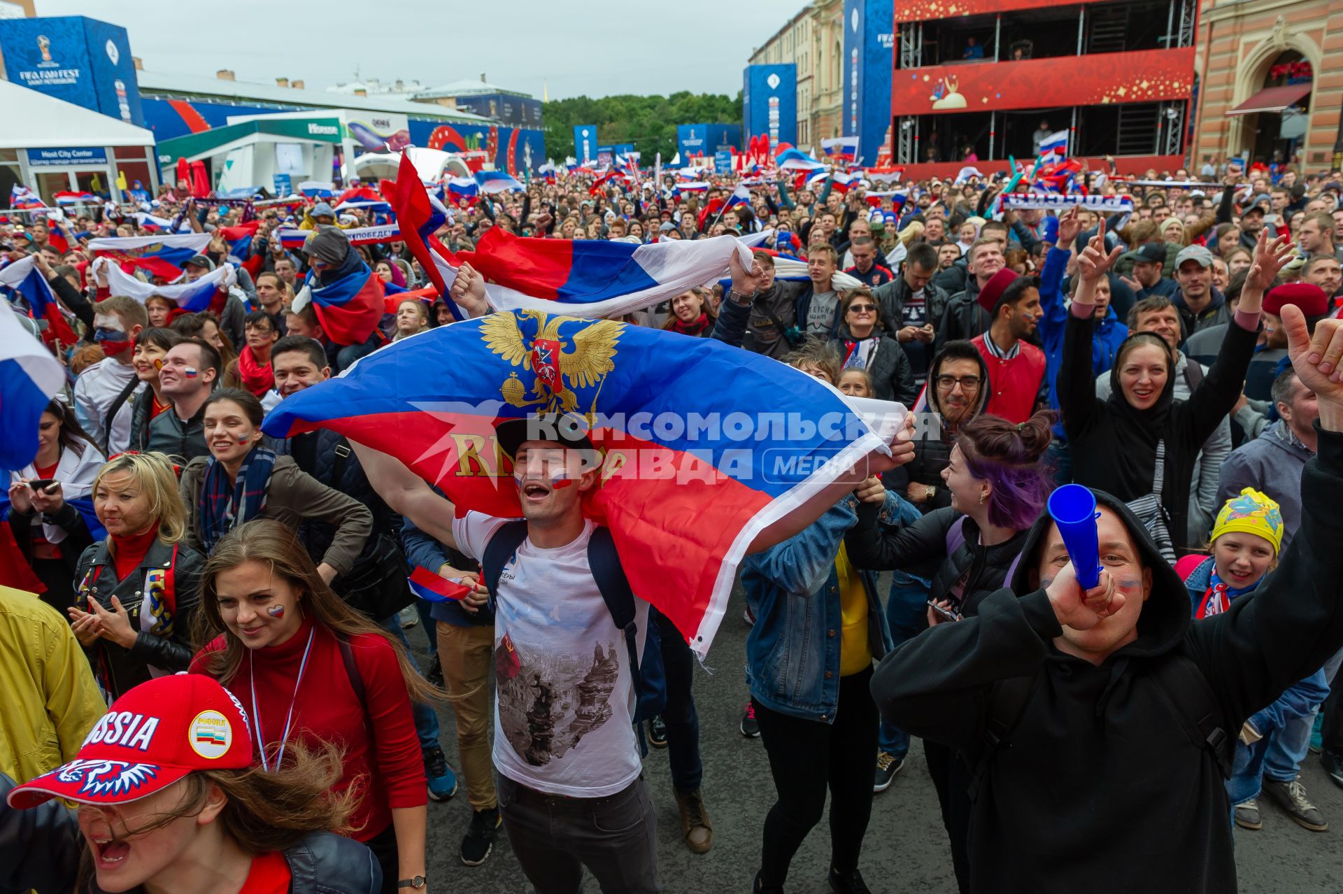 Санкт-Петербург. Болельщики в фан-зоне FIFA на Конюшенной площади в ходе трансляции матча 1/8 финала чемпионата мира по футболу - 2018 между командами России и Испании.