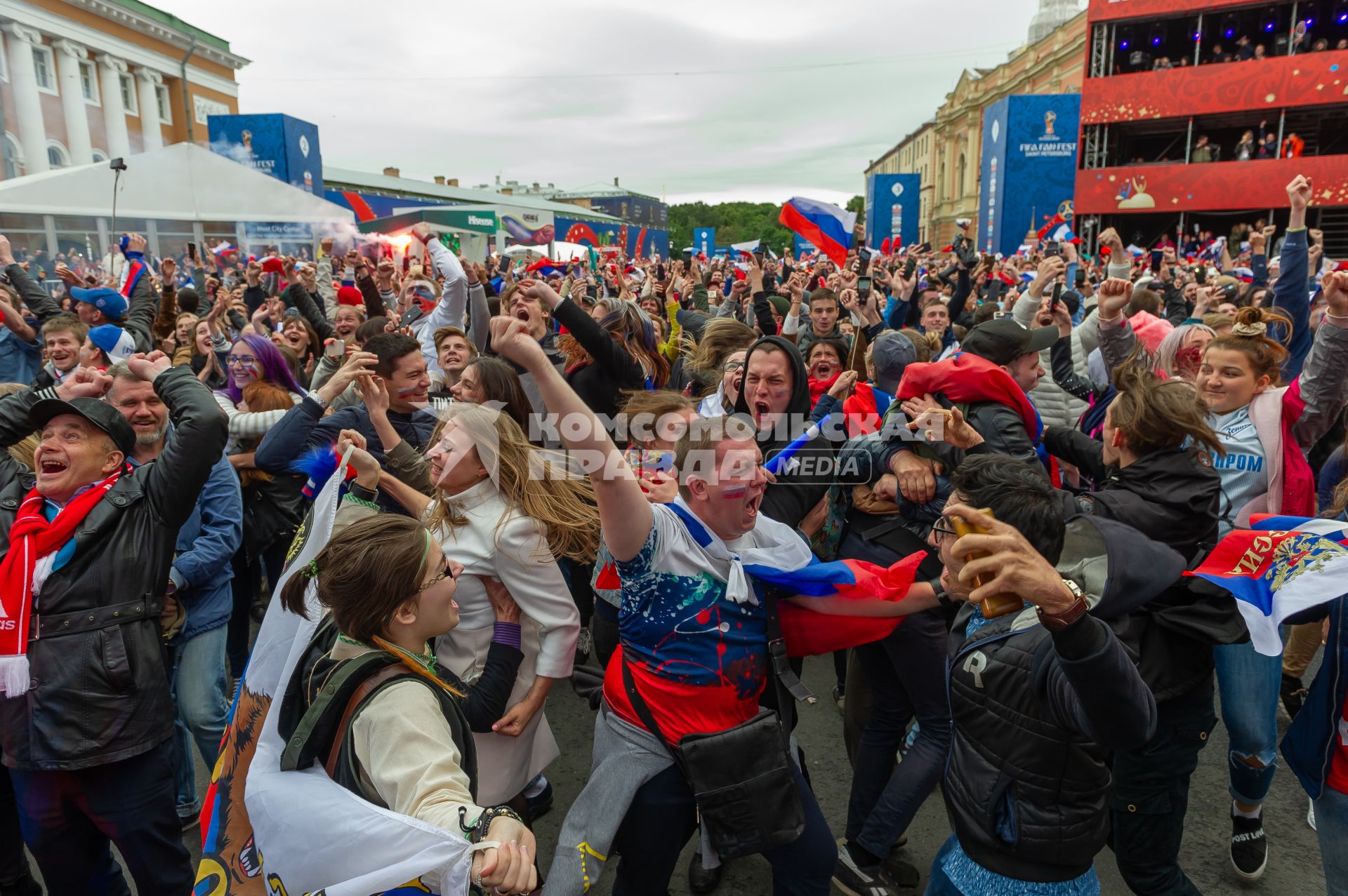 Санкт-Петербург. Болельщики в фан-зоне FIFA на Конюшенной площади в ходе трансляции матча 1/8 финала чемпионата мира по футболу - 2018 между командами России и Испании.