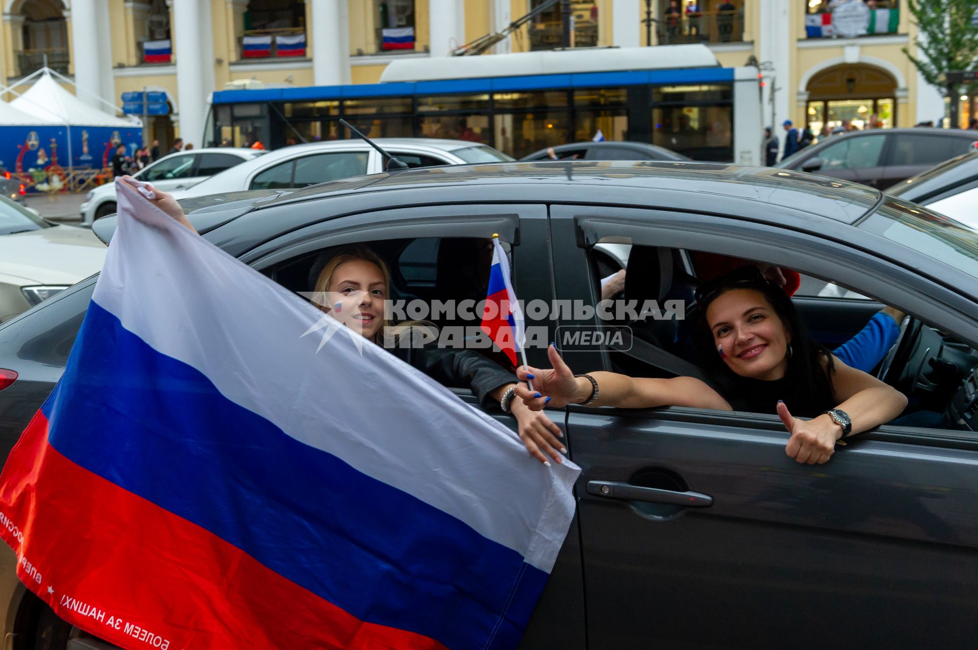 Санкт-Петербург. Болельщики во время празднования победы сборной России в матче 1/8 финала чемпионата мира по футболу - 2018 между командами России и Испании.