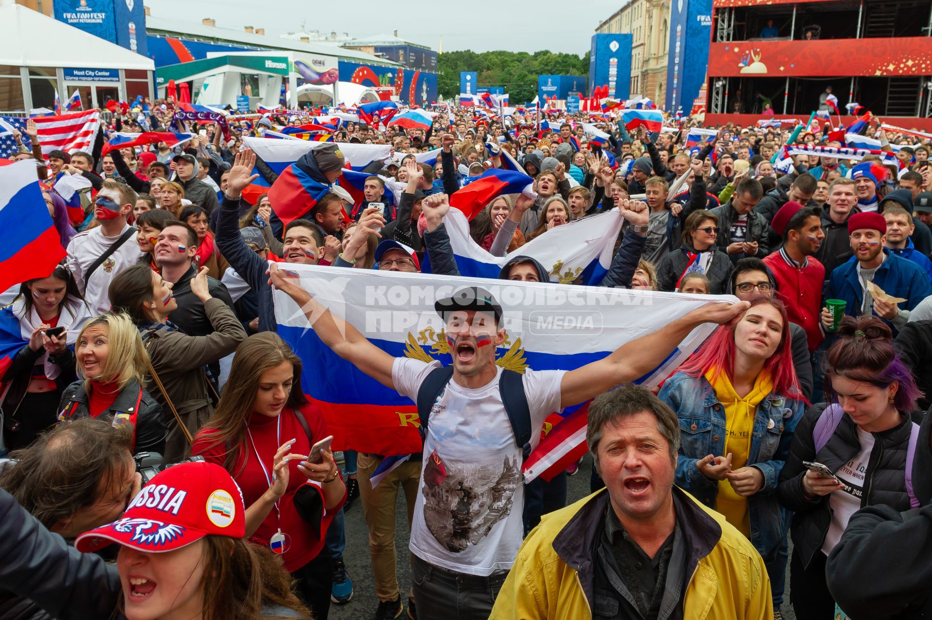 Санкт-Петербург. Болельщики в фан-зоне FIFA на Конюшенной площади в ходе трансляции матча 1/8 финала чемпионата мира по футболу - 2018 между командами России и Испании.