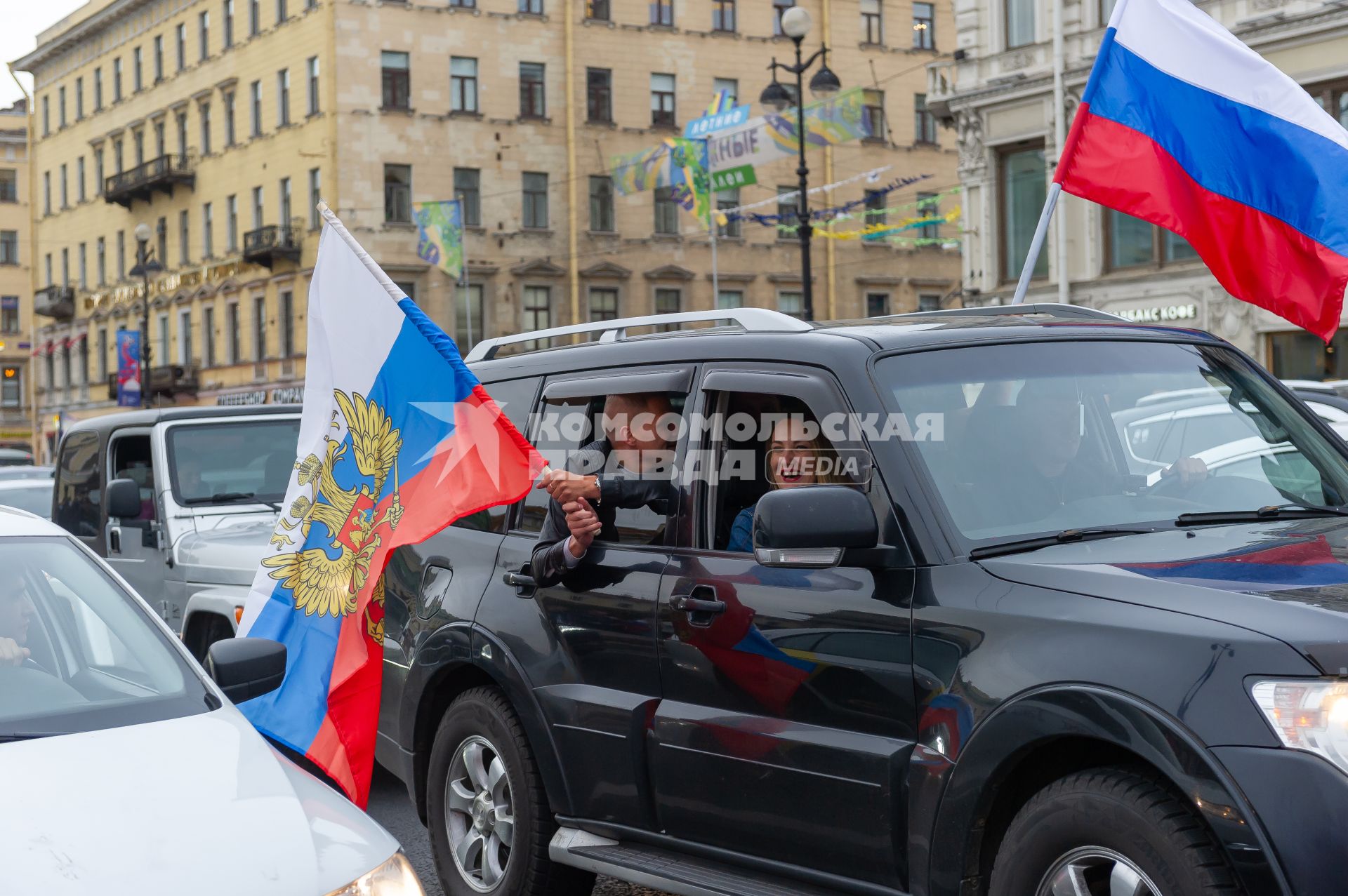 Санкт-Петербург. Болельщики во время празднования победы сборной России в матче 1/8 финала чемпионата мира по футболу - 2018 между командами России и Испании.