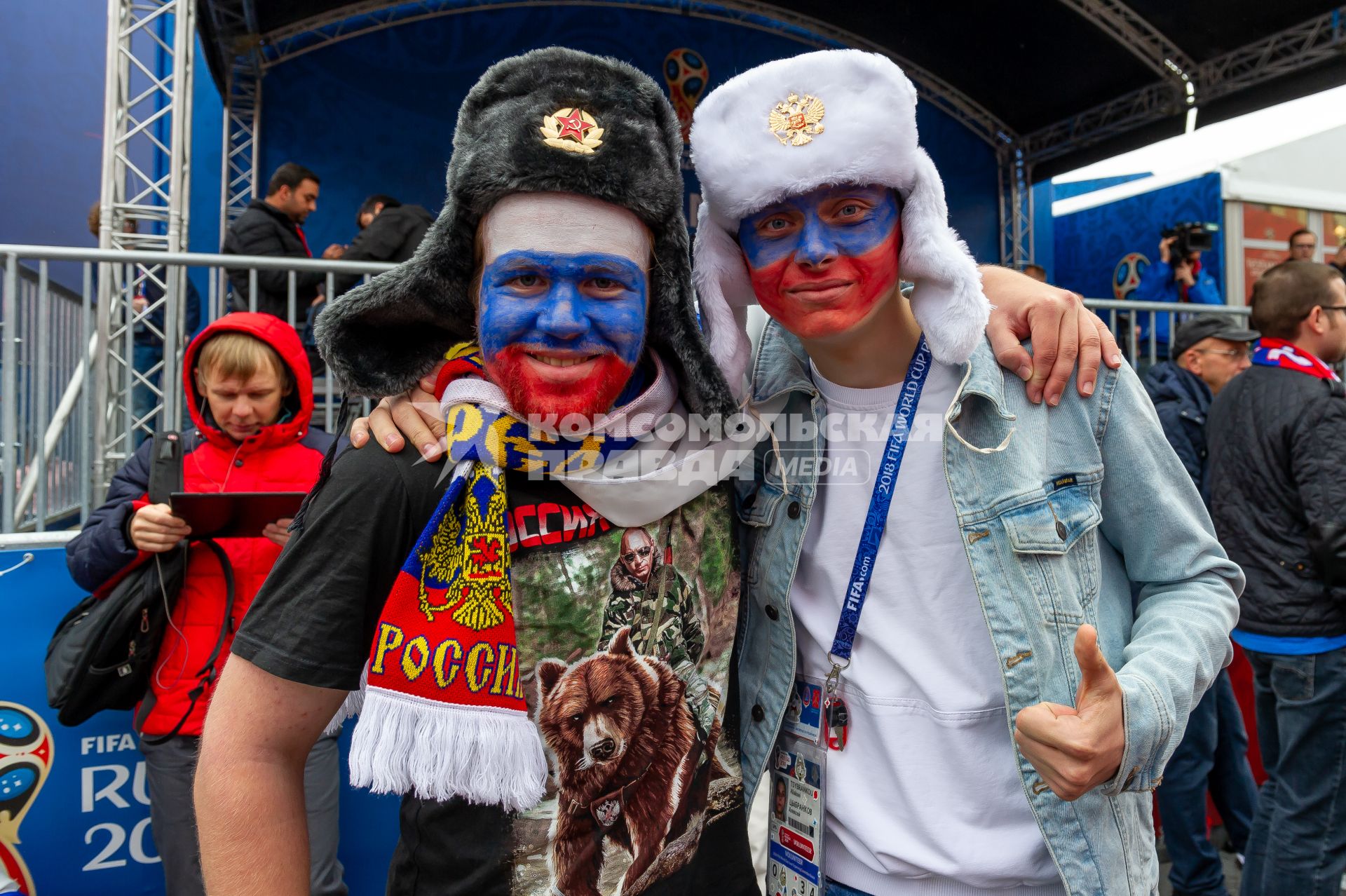 Санкт-Петербург. Болельщики в фан-зоне FIFA на Конюшенной площади в ходе трансляции матча 1/8 финала чемпионата мира по футболу - 2018 между командами России и Испании.