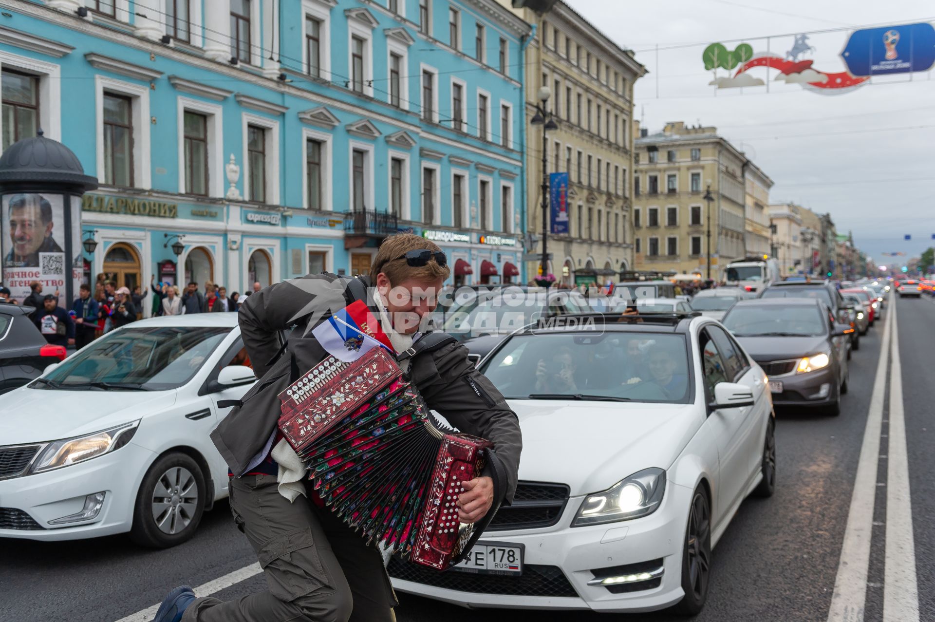 Санкт-Петербург. Болельщики во время празднования победы сборной России в матче 1/8 финала чемпионата мира по футболу - 2018 между командами России и Испании.