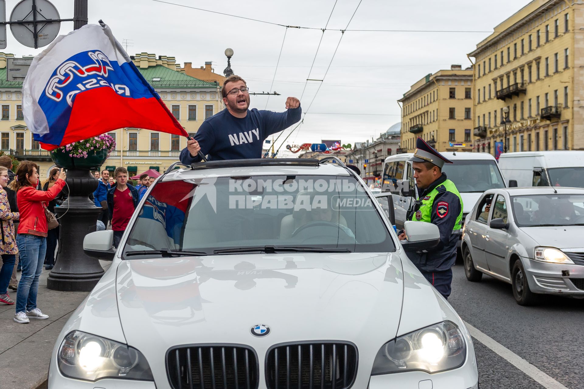 Санкт-Петербург. Болельщики во время празднования победы сборной России в матче 1/8 финала чемпионата мира по футболу - 2018 между командами России и Испании.