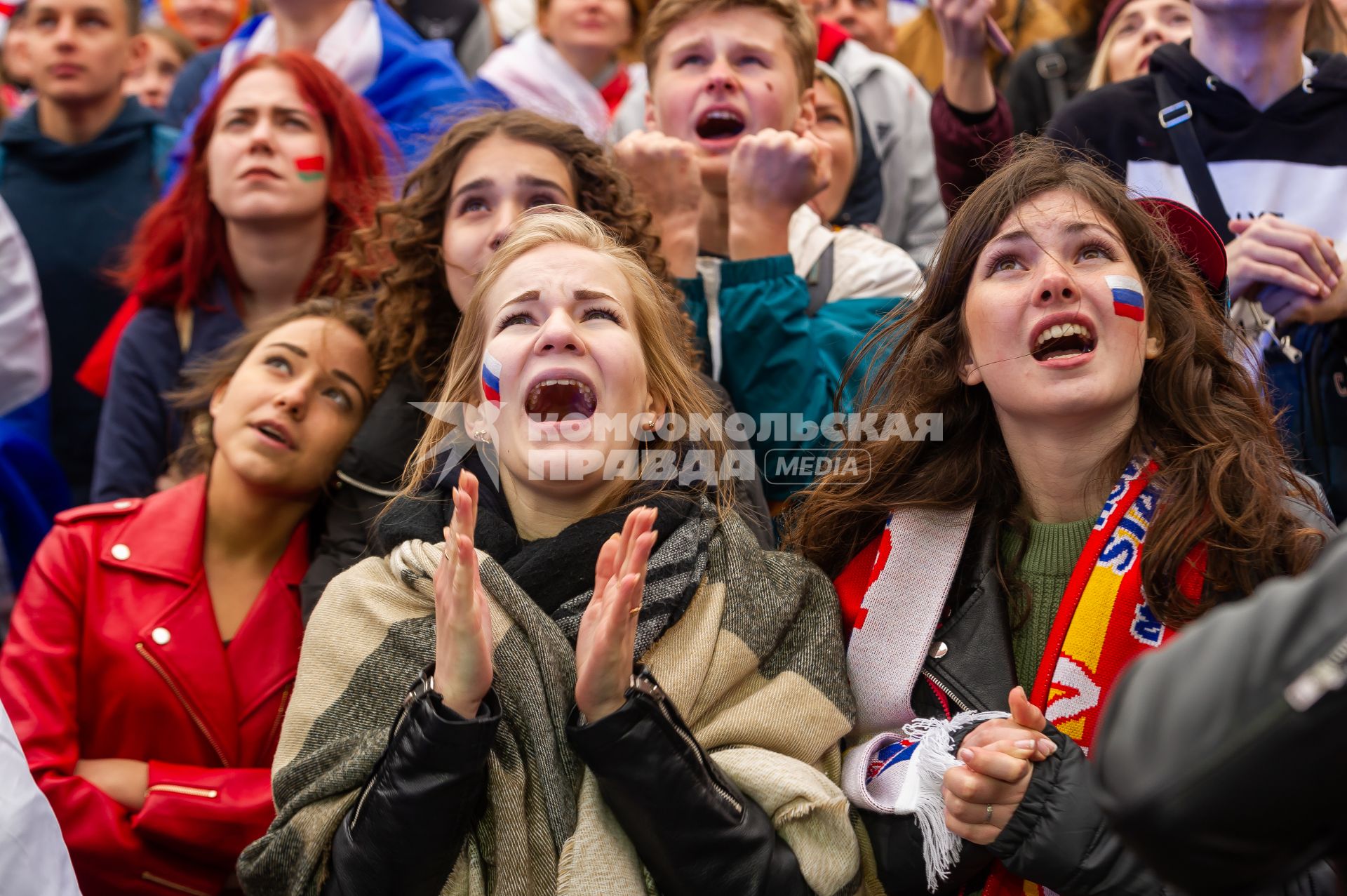 Санкт-Петербург. Болельщики в фан-зоне FIFA на Конюшенной площади в ходе трансляции матча 1/8 финала чемпионата мира по футболу - 2018 между командами России и Испании.