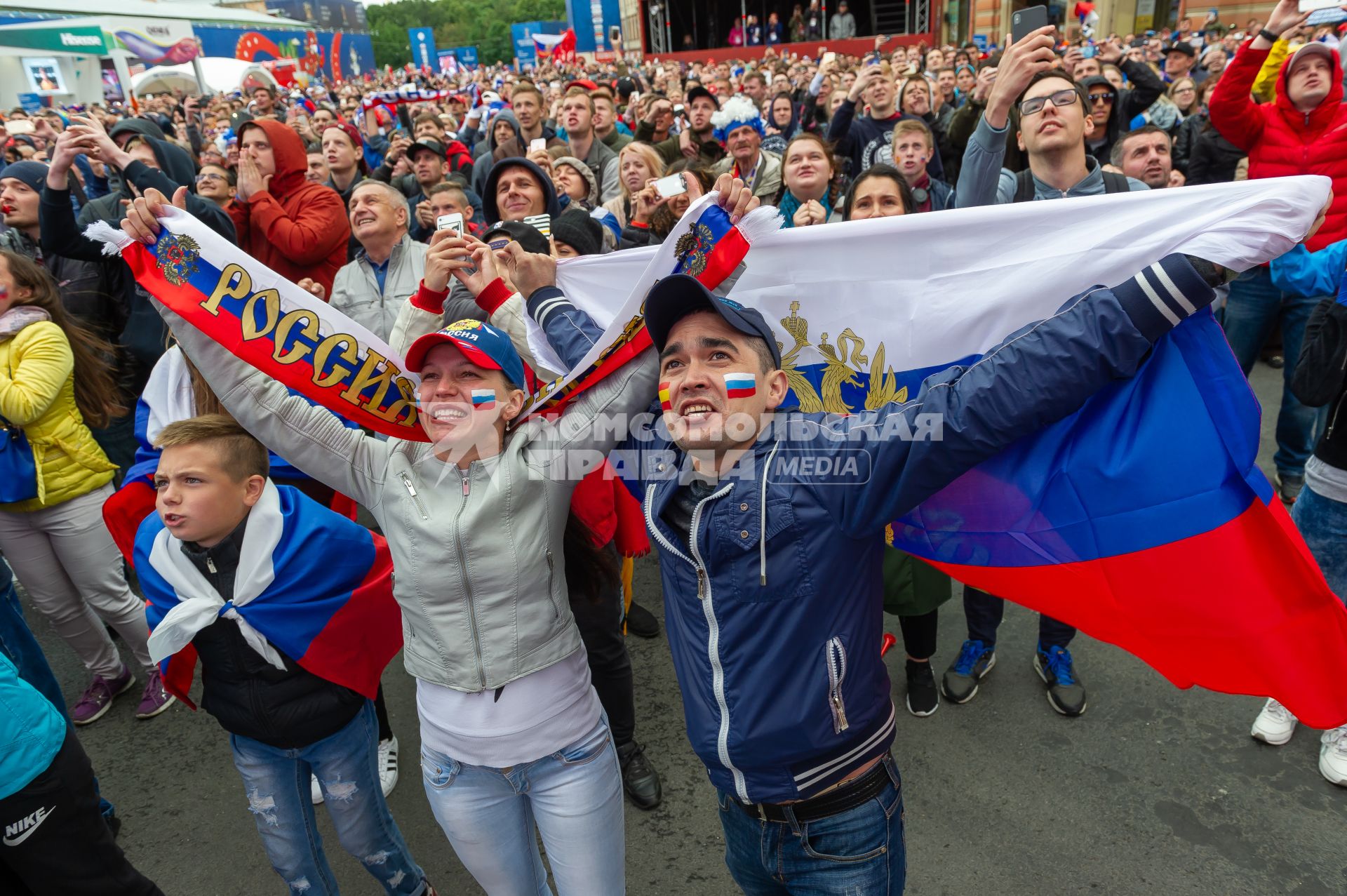 Санкт-Петербург. Болельщики в фан-зоне FIFA на Конюшенной площади в ходе трансляции матча 1/8 финала чемпионата мира по футболу - 2018 между командами России и Испании.