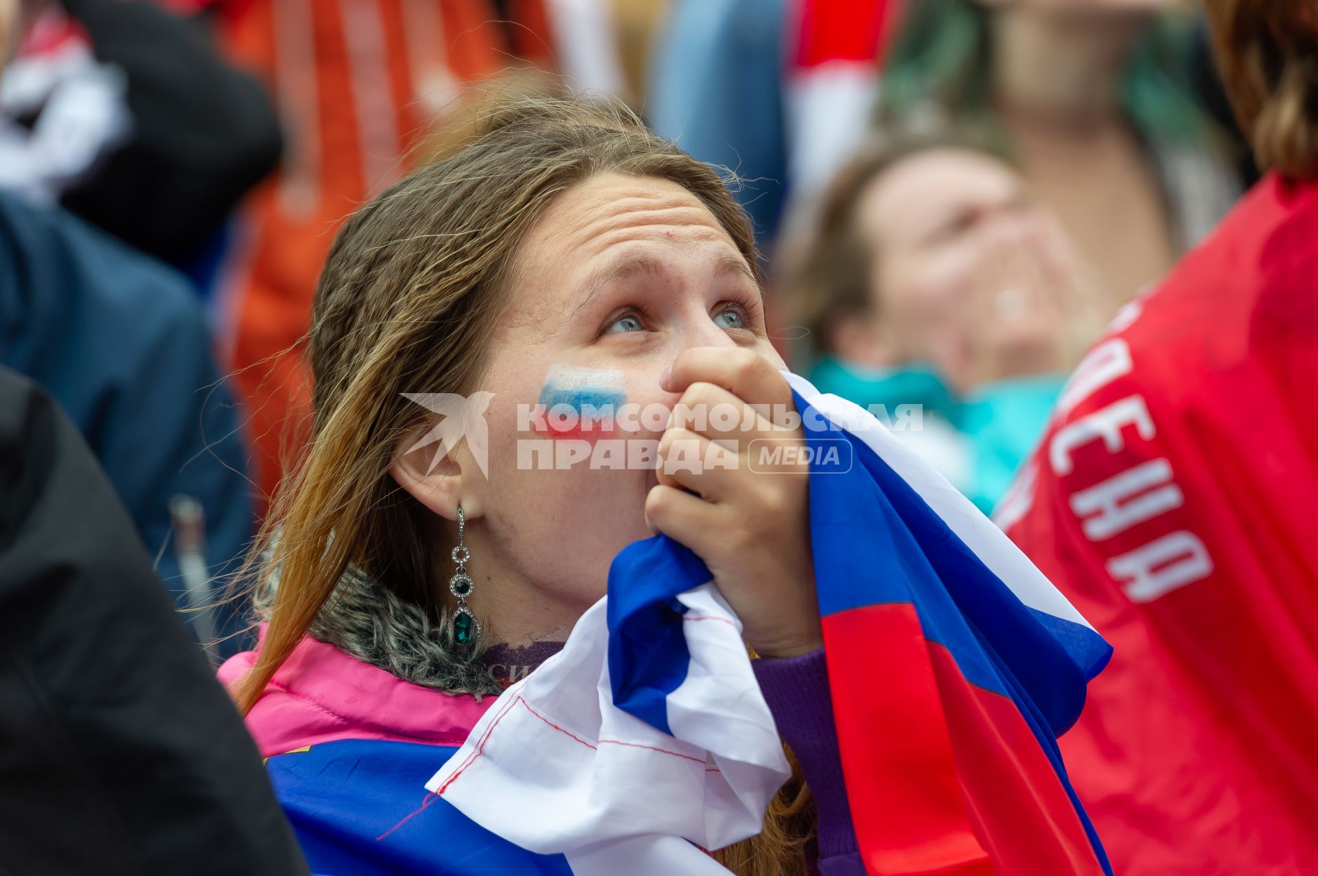 Санкт-Петербург. Болельщики в фан-зоне FIFA на Конюшенной площади в ходе трансляции матча 1/8 финала чемпионата мира по футболу - 2018 между командами России и Испании.