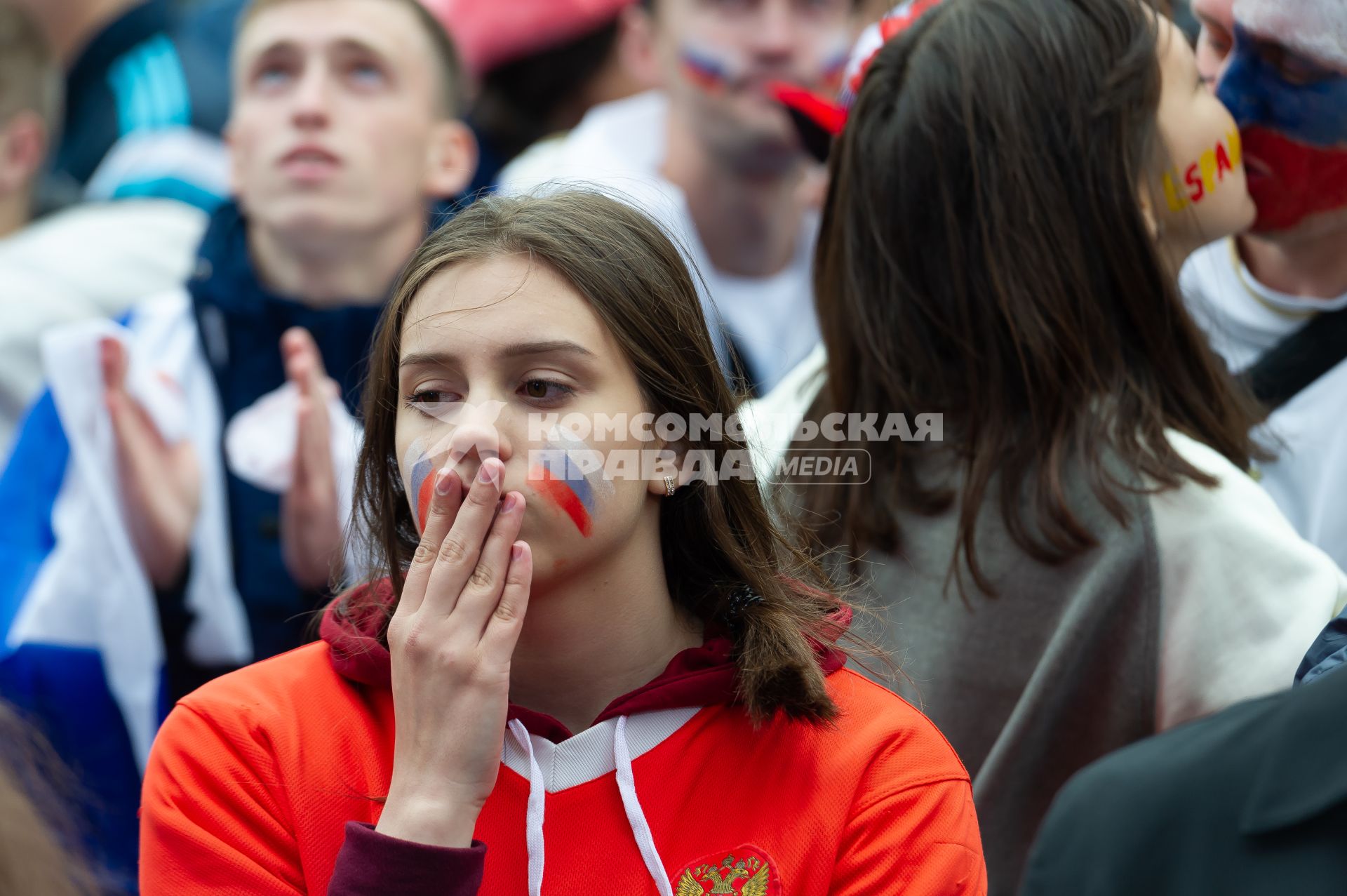 Санкт-Петербург. Болельщики в фан-зоне FIFA на Конюшенной площади в ходе трансляции матча 1/8 финала чемпионата мира по футболу - 2018 между командами России и Испании.