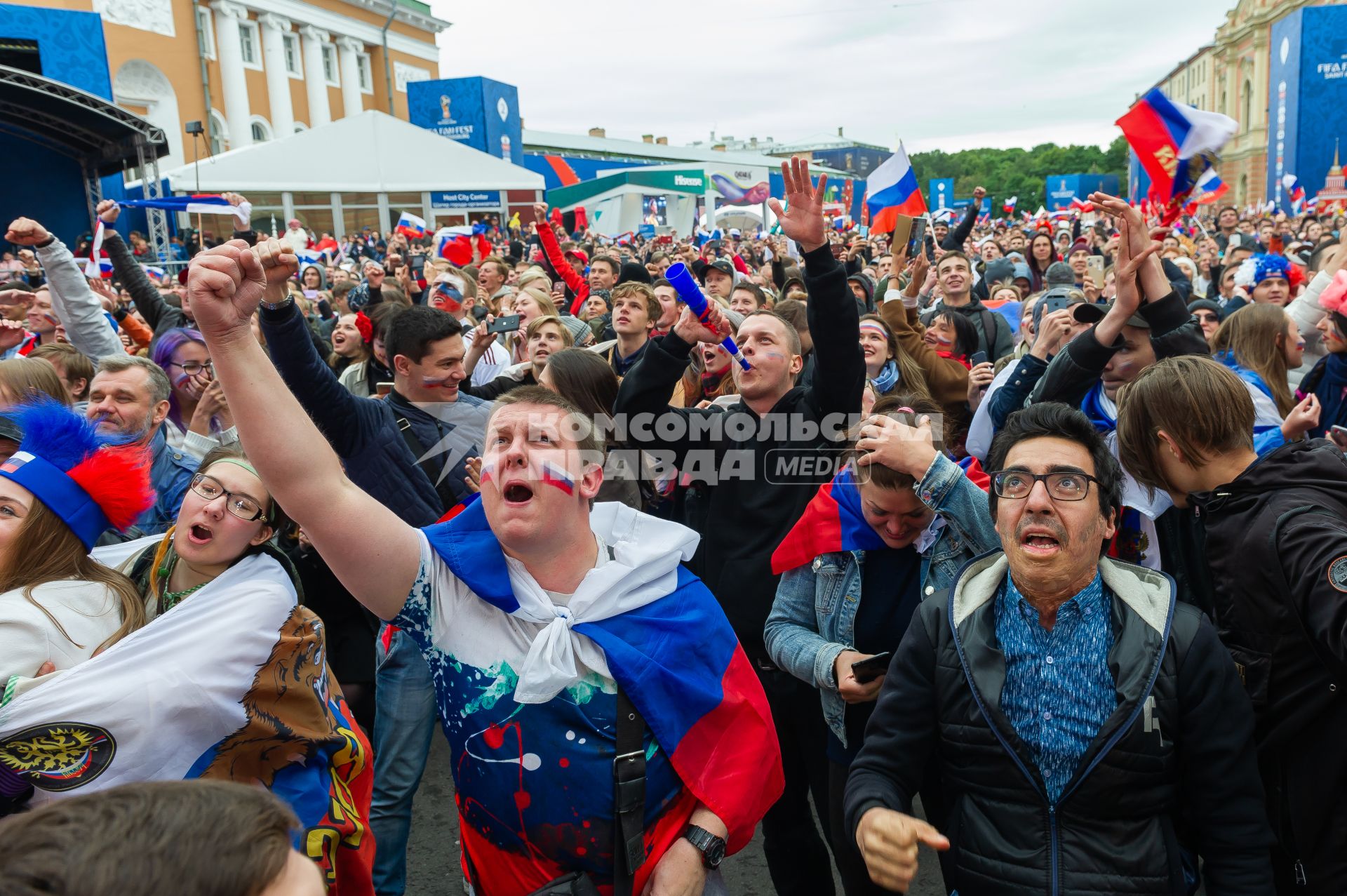 Санкт-Петербург. Болельщики в фан-зоне FIFA на Конюшенной площади в ходе трансляции матча 1/8 финала чемпионата мира по футболу - 2018 между командами России и Испании.