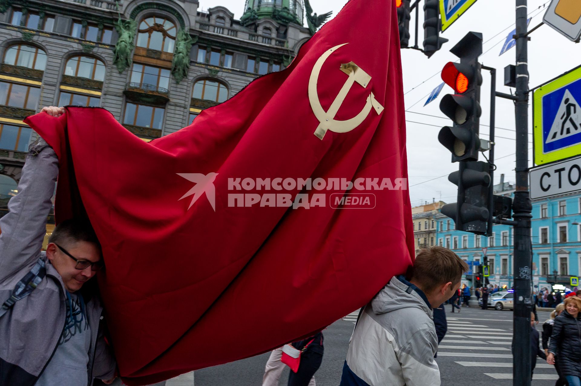 Санкт-Петербург. Болельщики во время празднования победы сборной России в матче 1/8 финала чемпионата мира по футболу - 2018 между командами России и Испании.