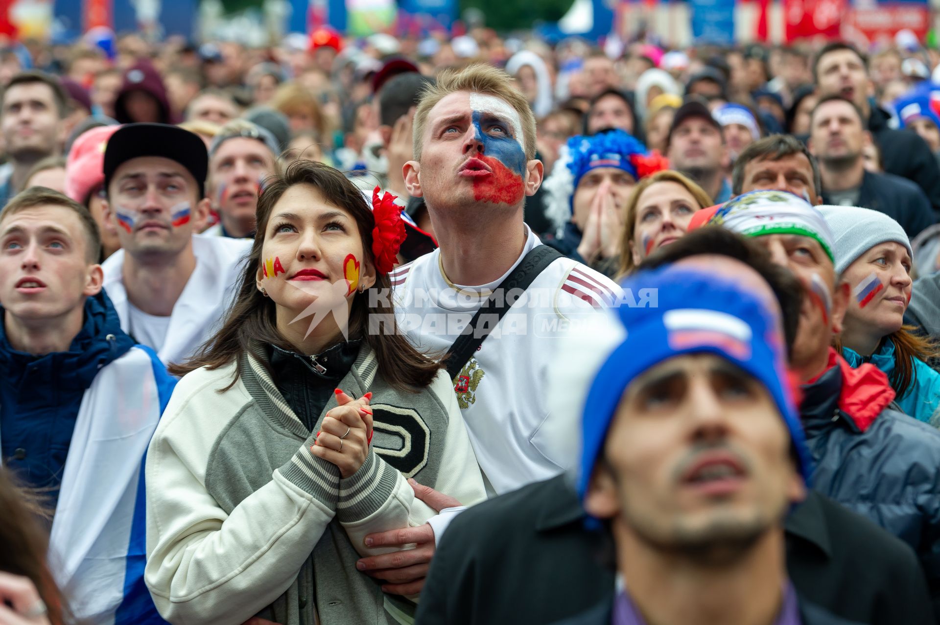 Санкт-Петербург. Болельщики в фан-зоне FIFA на Конюшенной площади в ходе трансляции матча 1/8 финала чемпионата мира по футболу - 2018 между командами России и Испании.