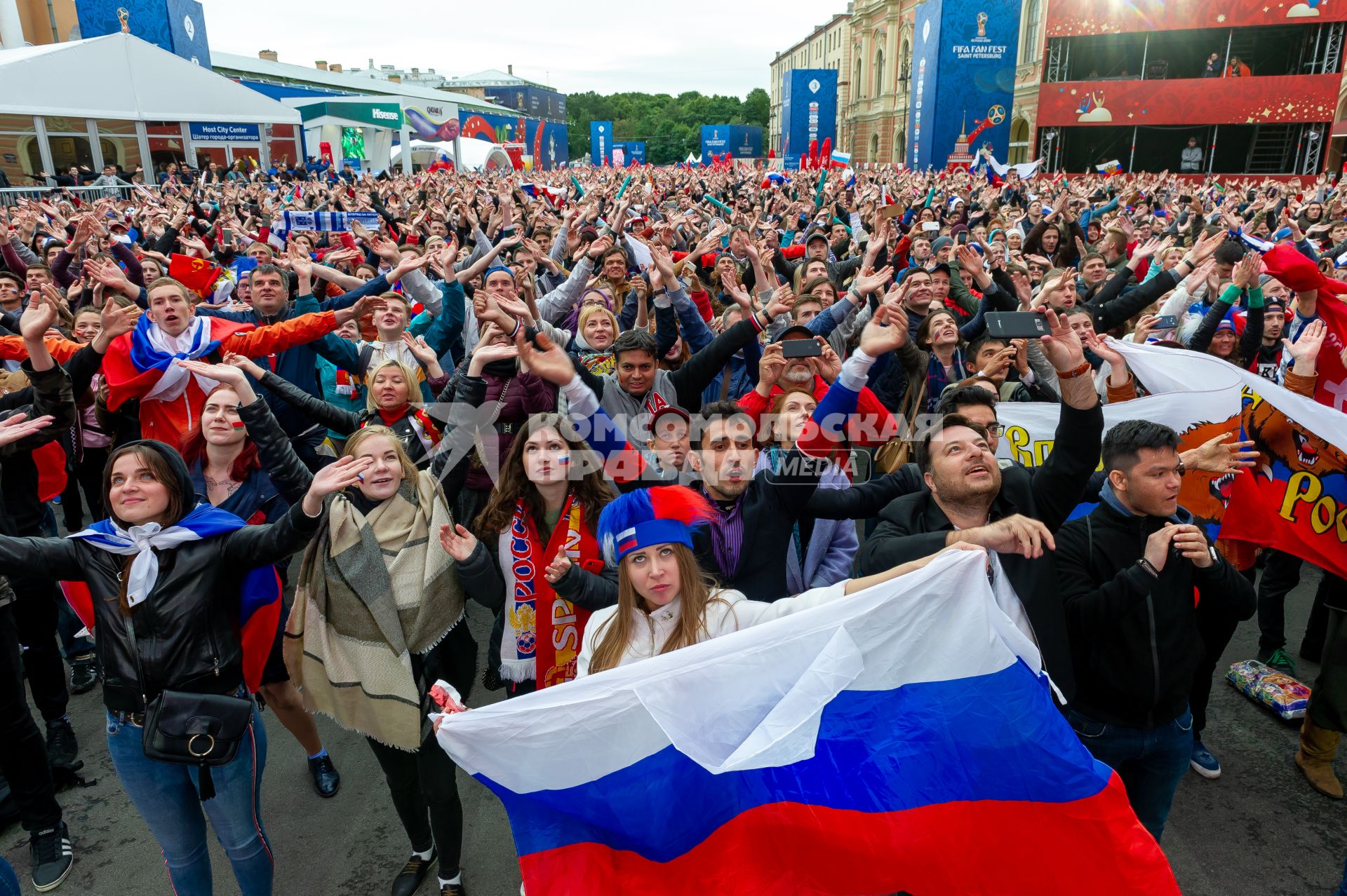 Санкт-Петербург. Болельщики в фан-зоне FIFA на Конюшенной площади в ходе трансляции матча 1/8 финала чемпионата мира по футболу - 2018 между командами России и Испании.