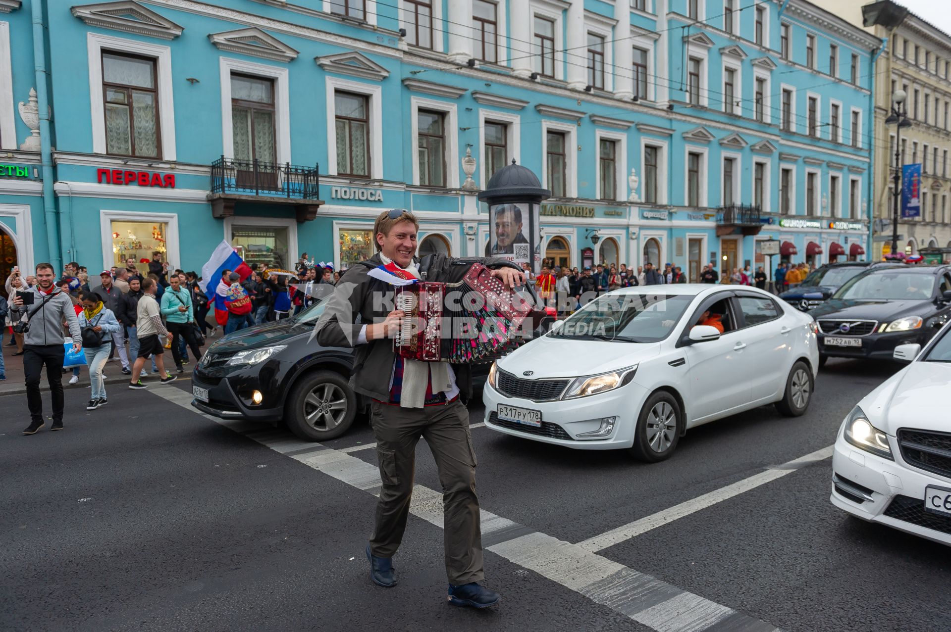 Санкт-Петербург. Болельщики во время празднования победы сборной России в матче 1/8 финала чемпионата мира по футболу - 2018 между командами России и Испании.