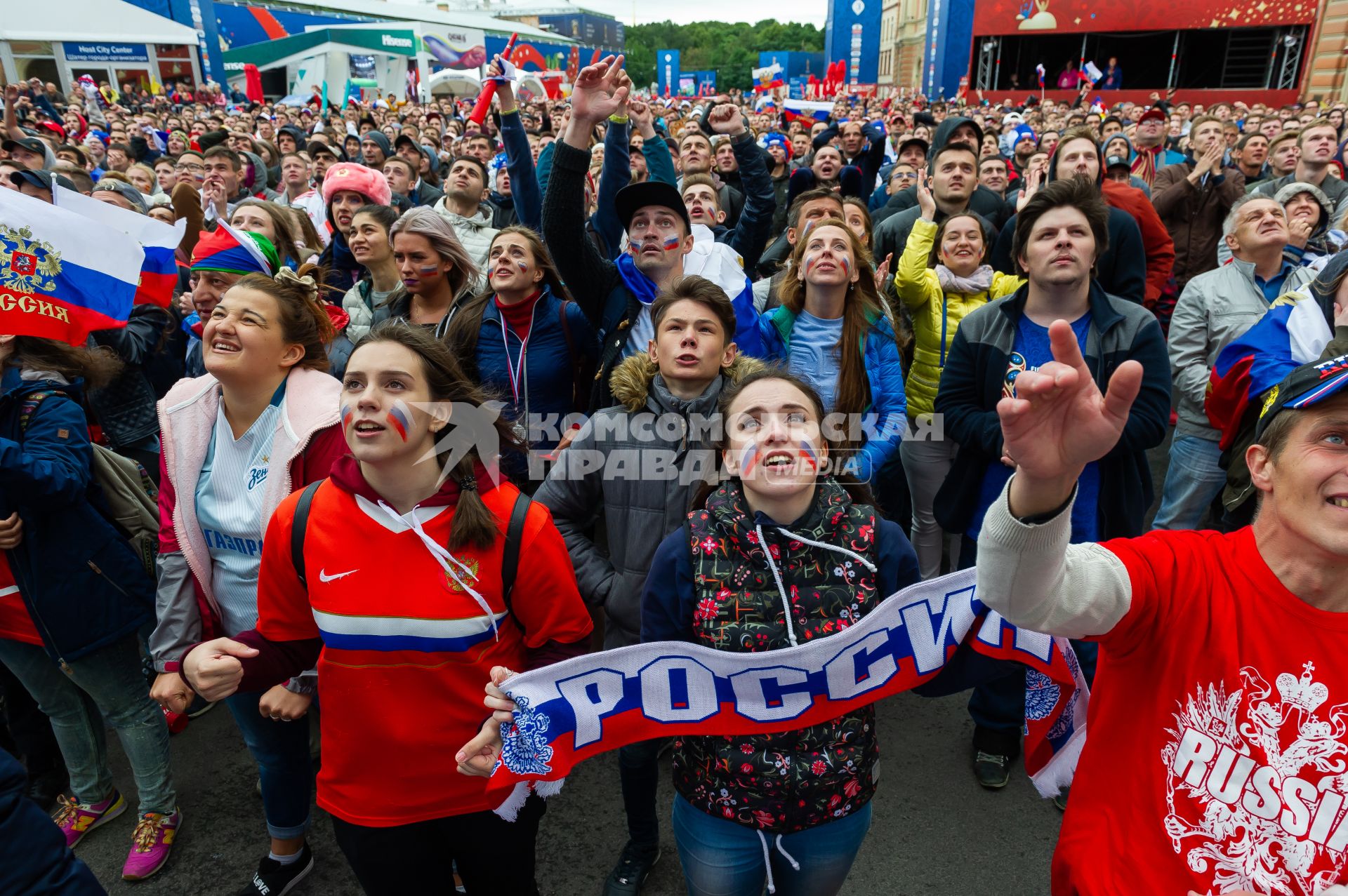 Санкт-Петербург. Болельщики в фан-зоне FIFA на Конюшенной площади в ходе трансляции матча 1/8 финала чемпионата мира по футболу - 2018 между командами России и Испании.