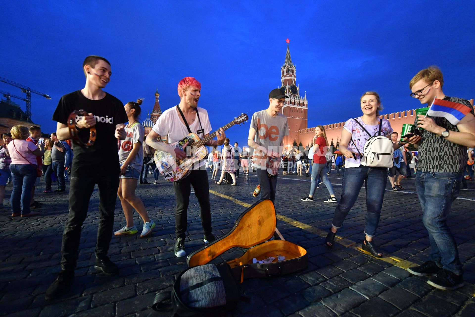 Москва. Болельщики на Красной площади радуются победе Российской сборной в 1/8 финала чемпионата мира по футболу 2018 между сборными России и Испании.