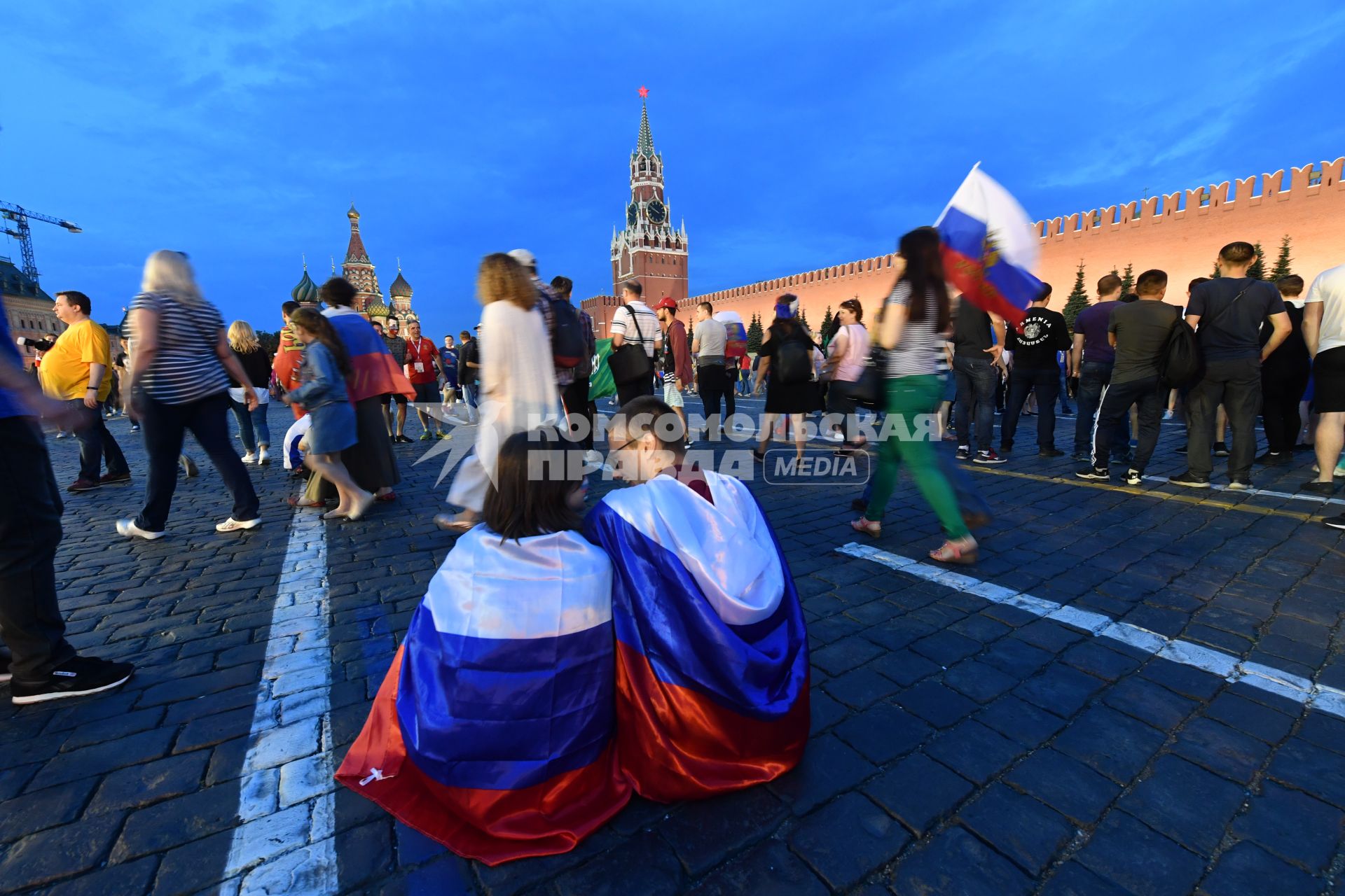 Москва. Болельщики на Красной площади радуются победе Российской сборной в 1/8 финала чемпионата мира по футболу 2018 между сборными России и Испании.