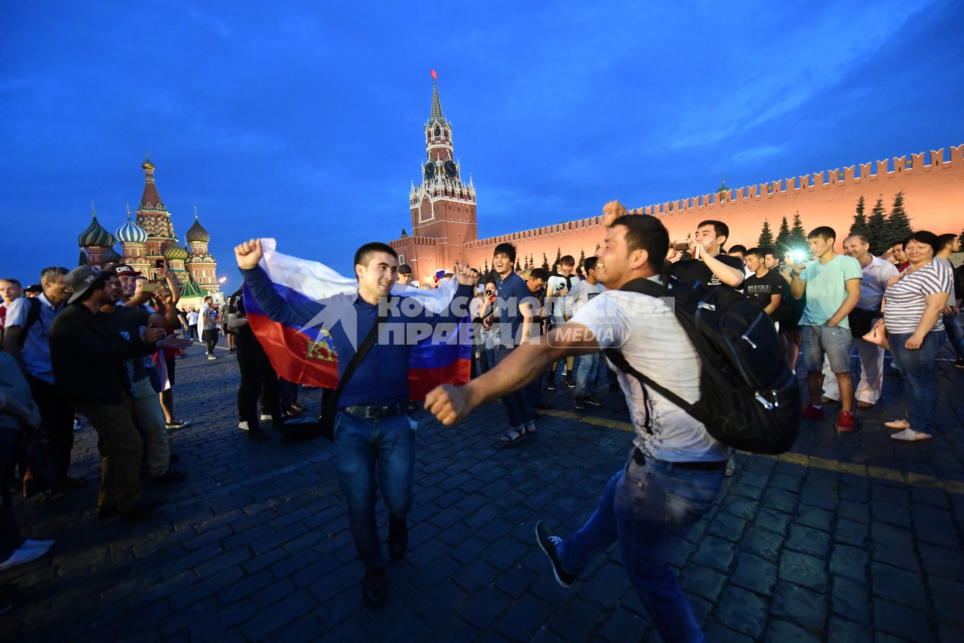 Москва. Болельщики на Красной площади радуются победе Российской сборной в 1/8 финала чемпионата мира по футболу 2018 между сборными России и Испании.