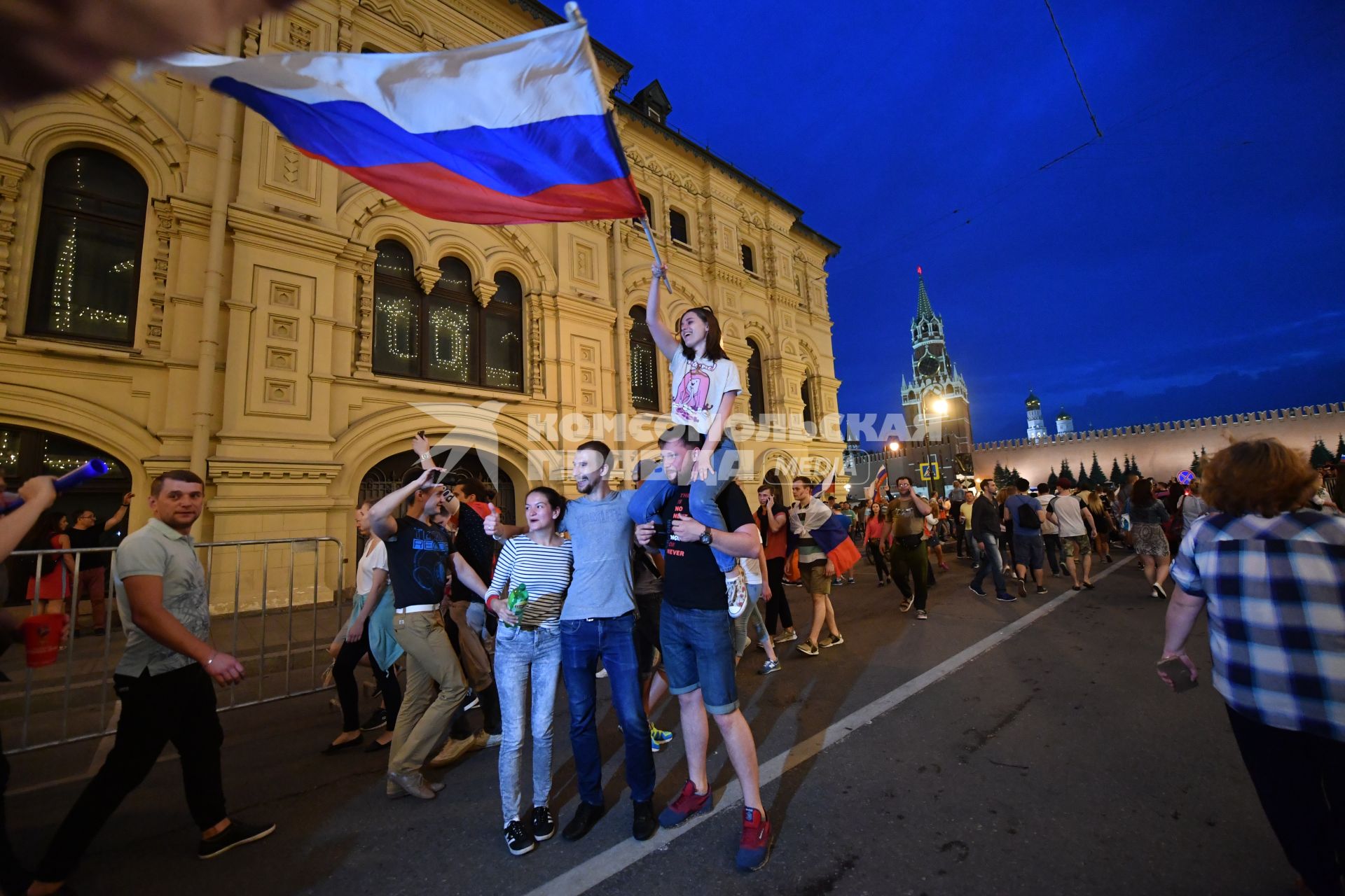 Москва. Болельщики на Красной площади радуются победе Российской сборной в 1/8 финала чемпионата мира по футболу 2018 между сборными России и Испании.