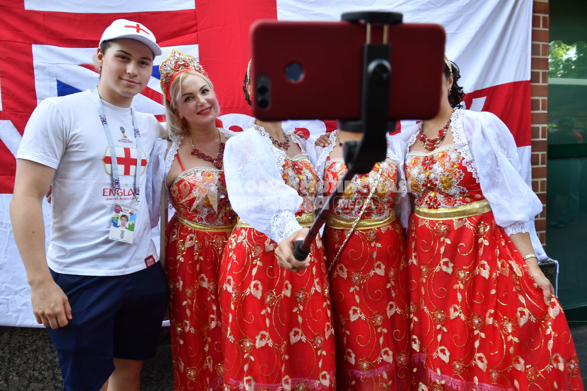 Калининград.   Болельщики  в фан-зоне  перед началом матча чемпионата мира по футболу - 2018: Англия - Бельгия.