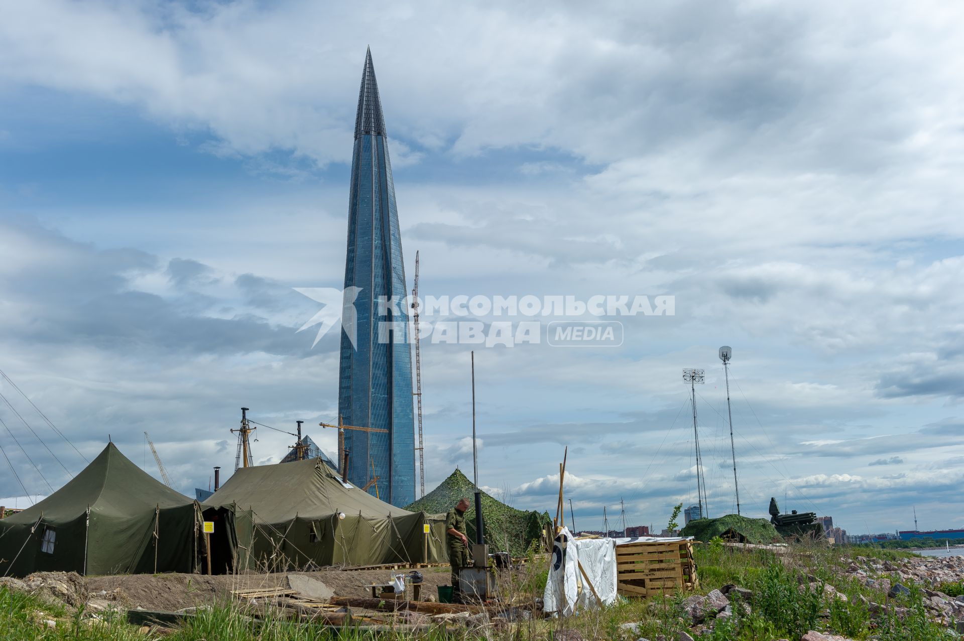 Санкт-Петербург. На северном берегу Финского залива, в районе  офиса `Газпрома` небоскреба Лахта Центр развернуты  комплексы ПВО ` Панцирь-С`.