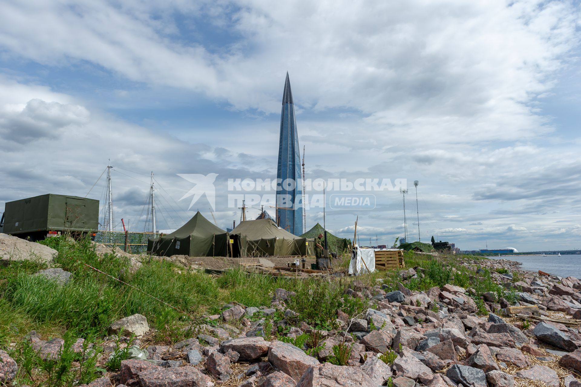 Санкт-Петербург. На северном берегу Финского залива, в районе  офиса `Газпрома` небоскреба Лахта Центр развернуты  комплексы ПВО ` Панцирь-С`.