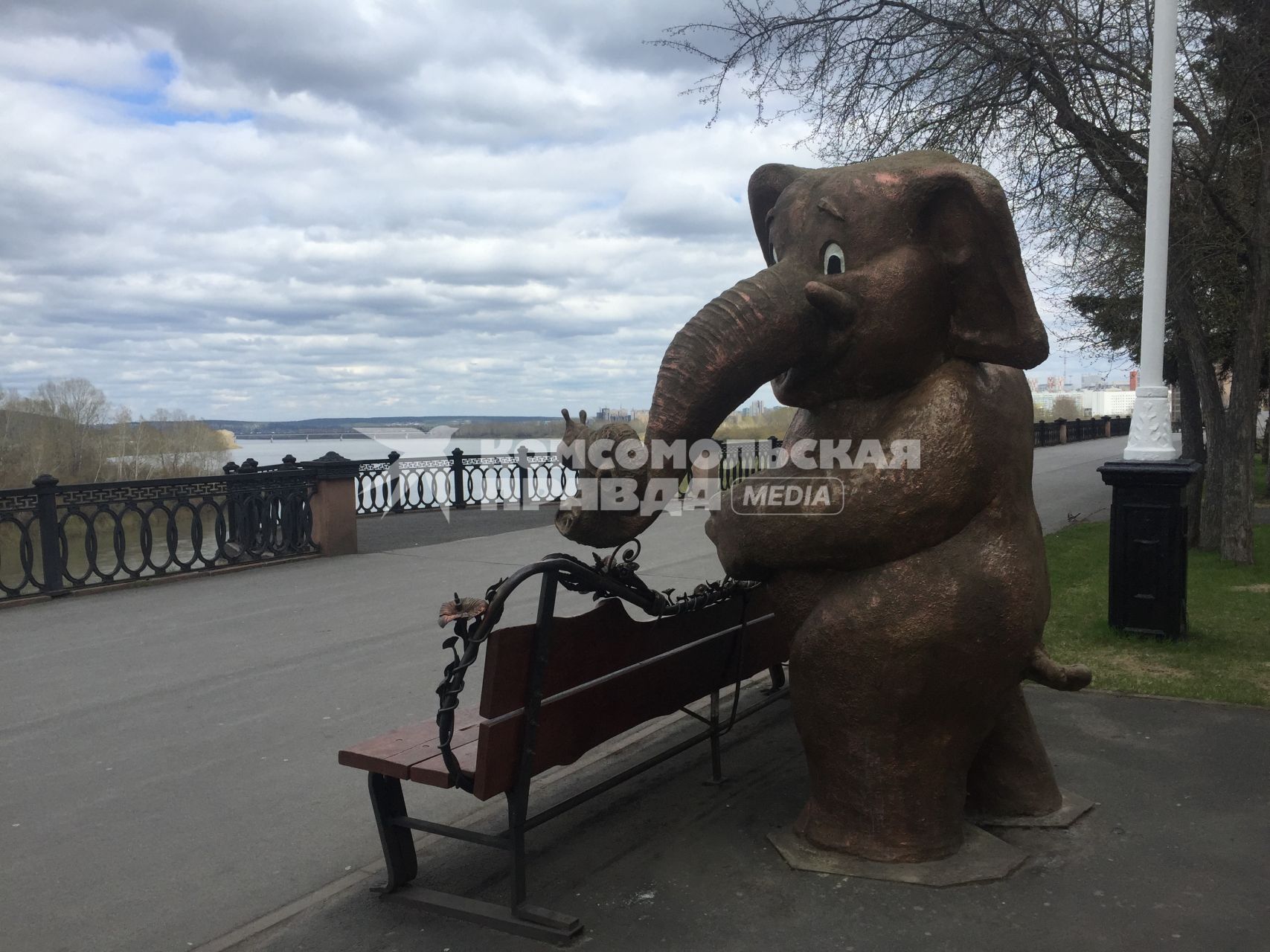 Кемерово. Скульптура слона на набережной.