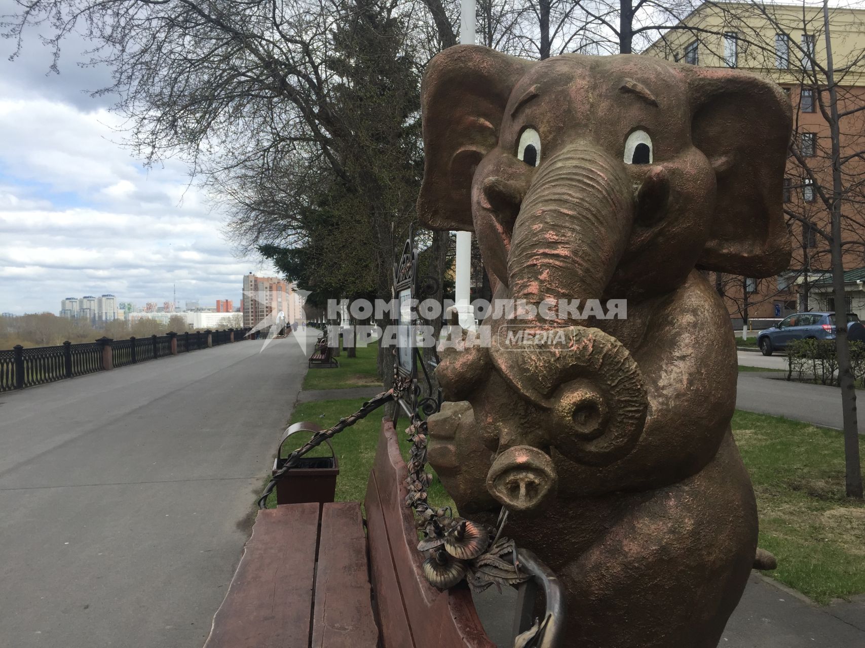 Кемерово. Скульптура слона на набережной.