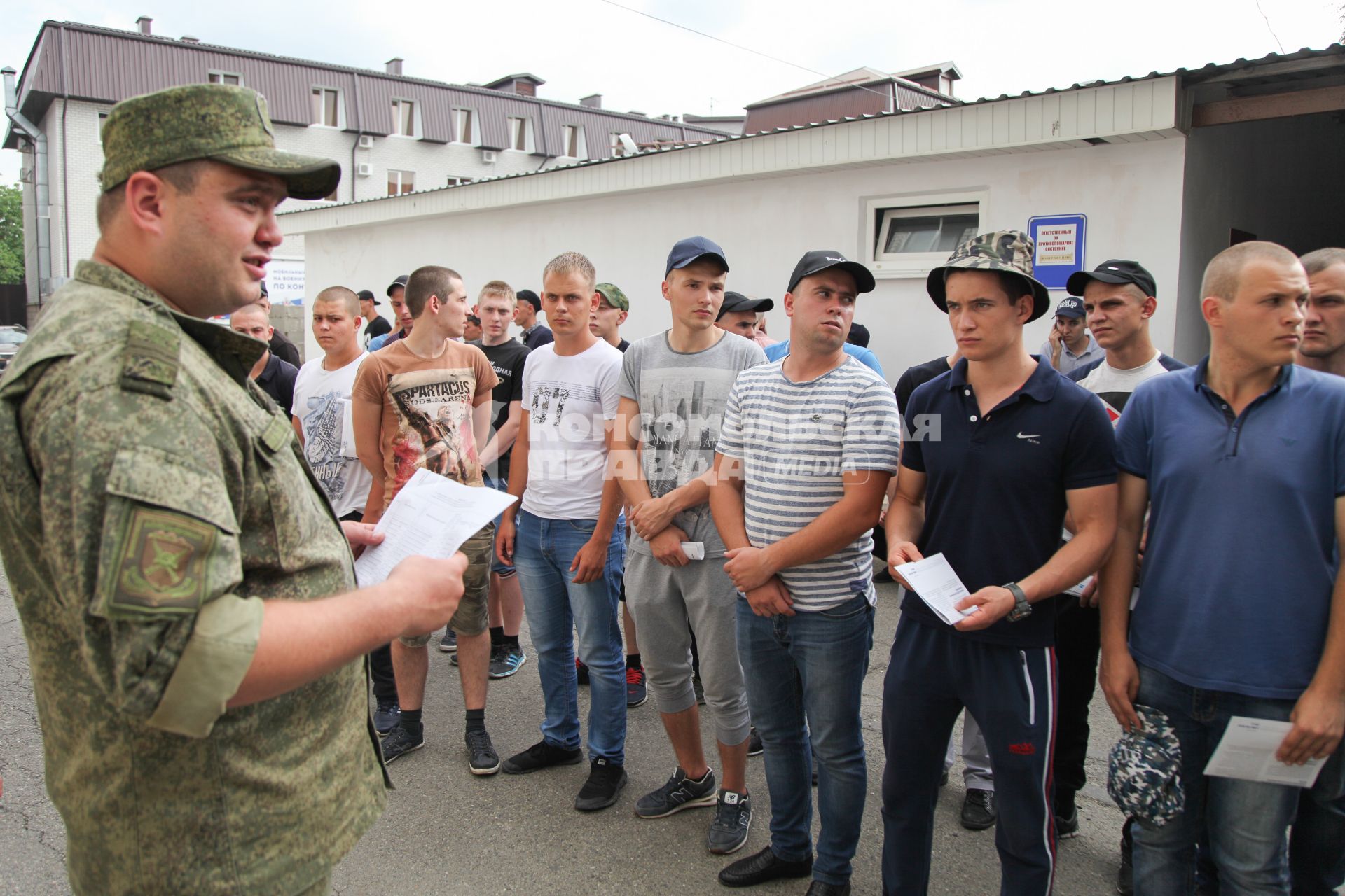 Ставрополь.  Призывники перед отправкой на службу.