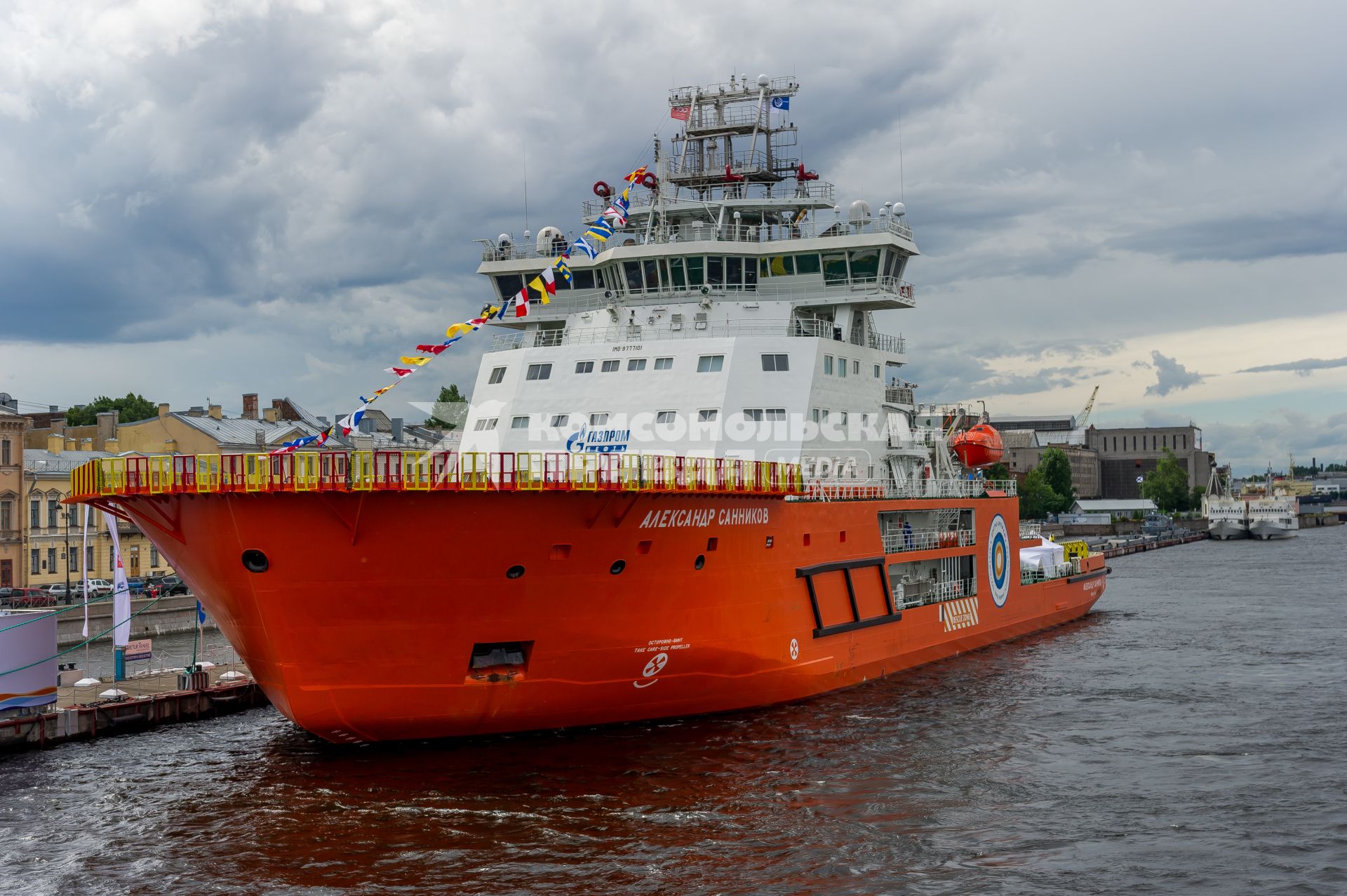 Санкт-Петербург. Российский флаг поднят на новом ледоколе `Александр Санников`, который отправляется в первый арктический поход.