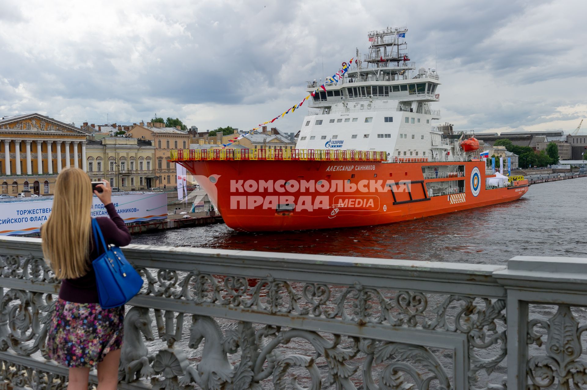 Санкт-Петербург. Российский флаг поднят на новом ледоколе `Александр Санников`, который отправляется в первый арктический поход.