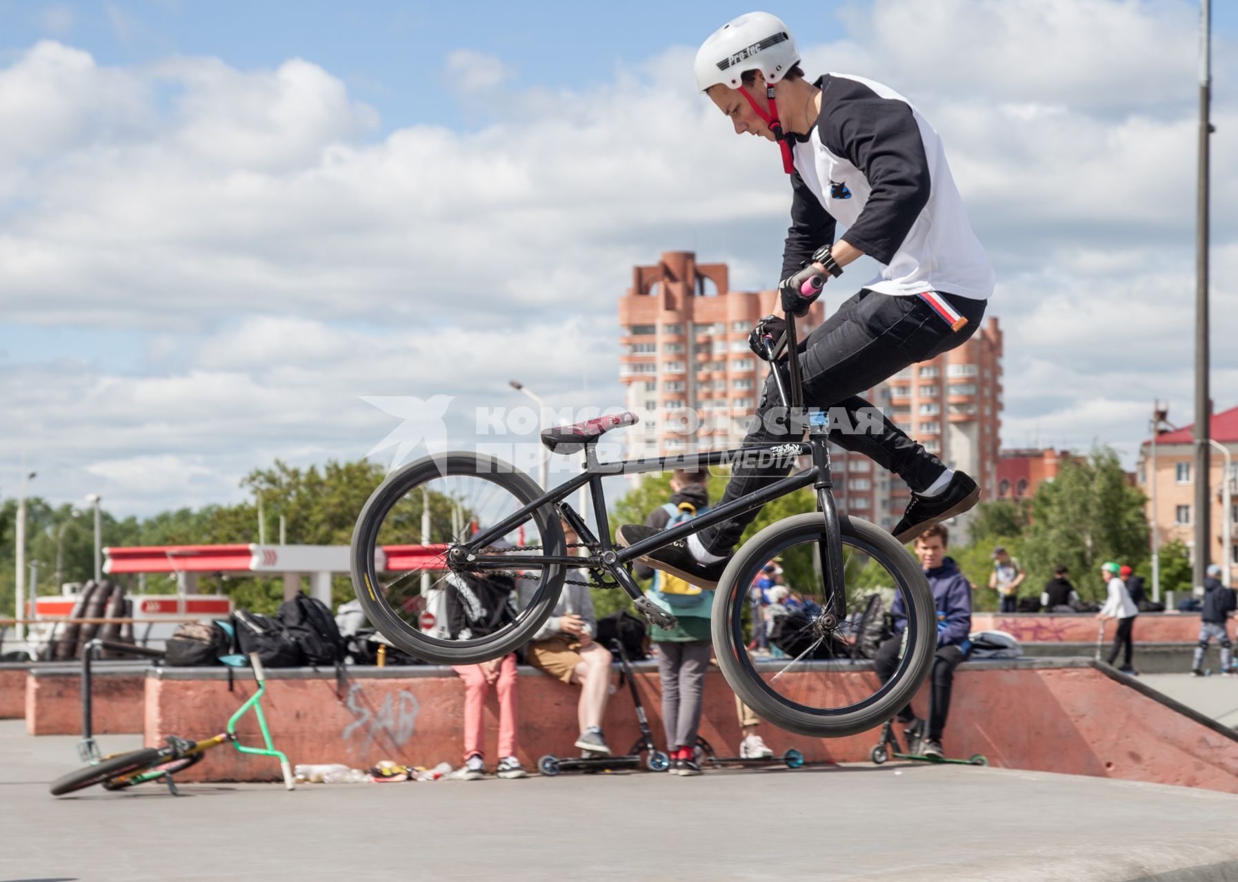 Пермь. Тренировка на BMX-велосипедах в скейт-парке.