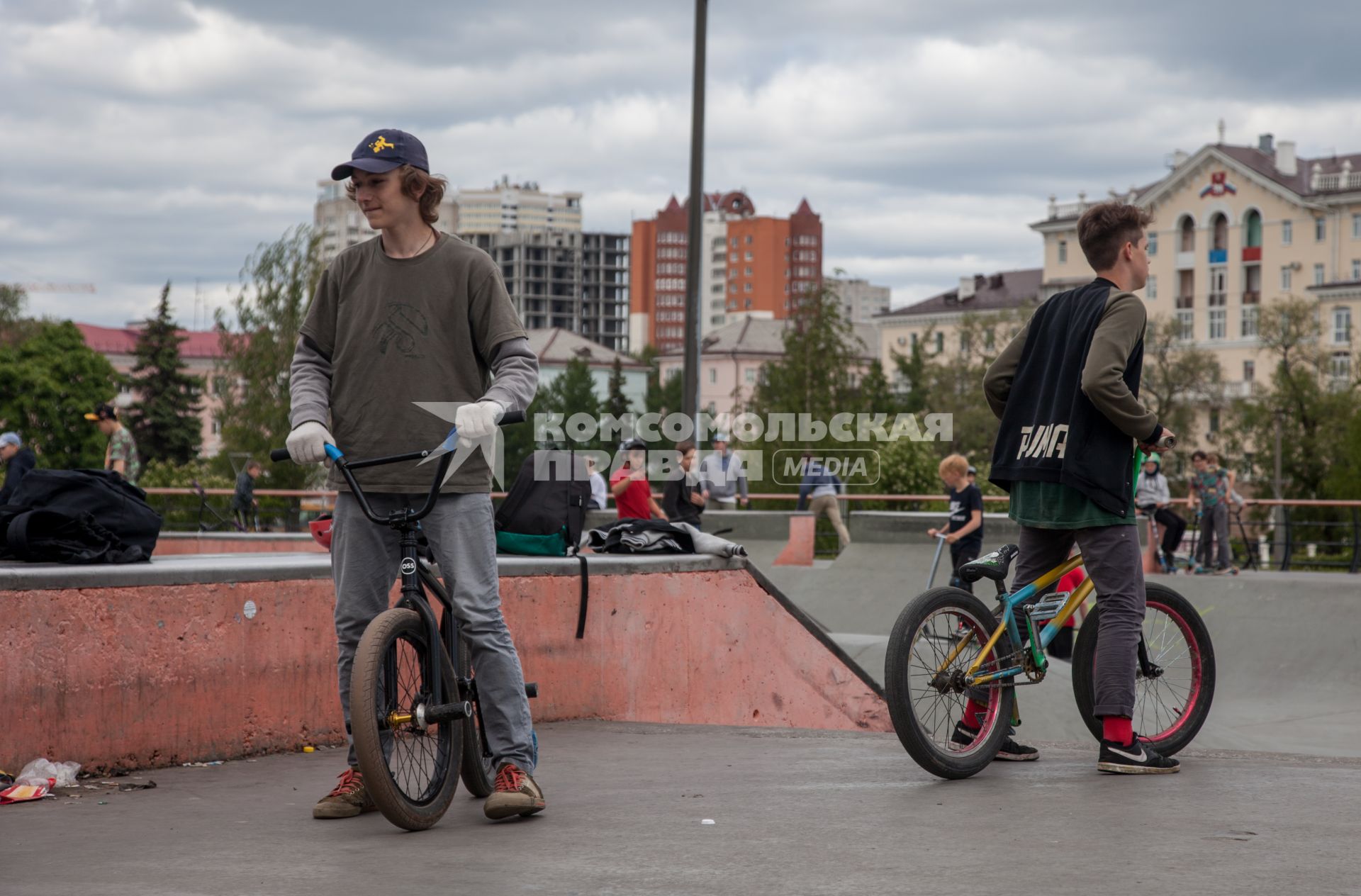 Пермь. Тренировка на BMX-велосипедах в скейт-парке.