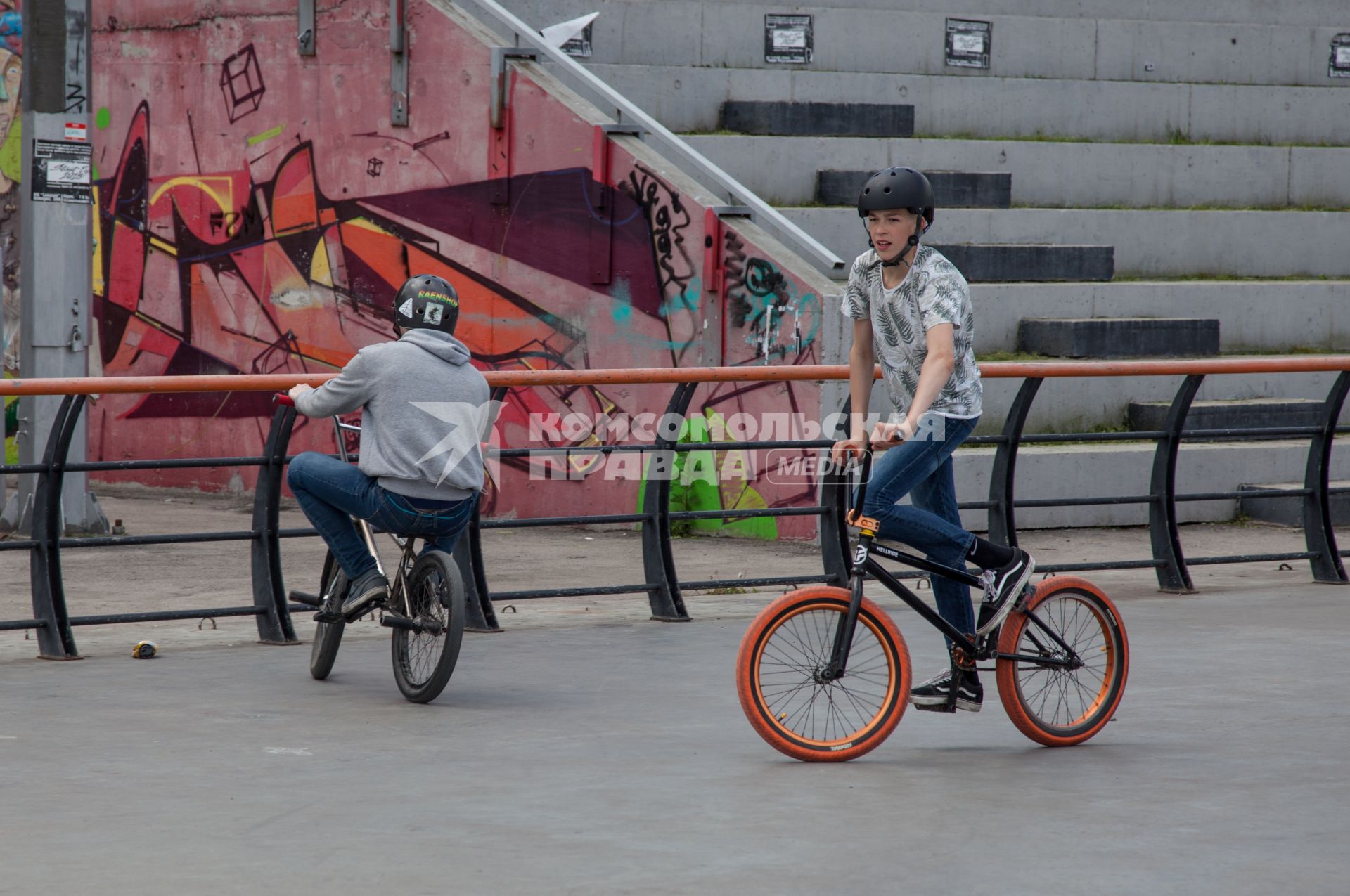 Пермь. Тренировка на BMX-велосипедах в скейт-парке.