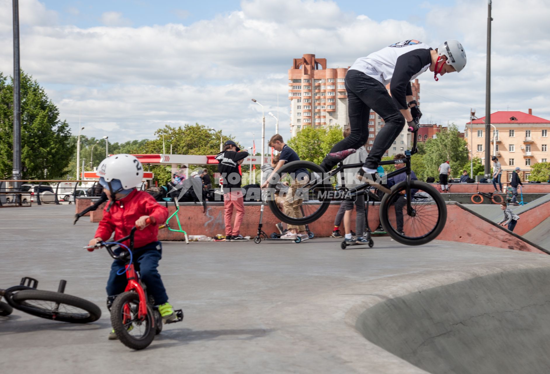 Пермь. Тренировка на BMX-велосипедах в скейт-парке.