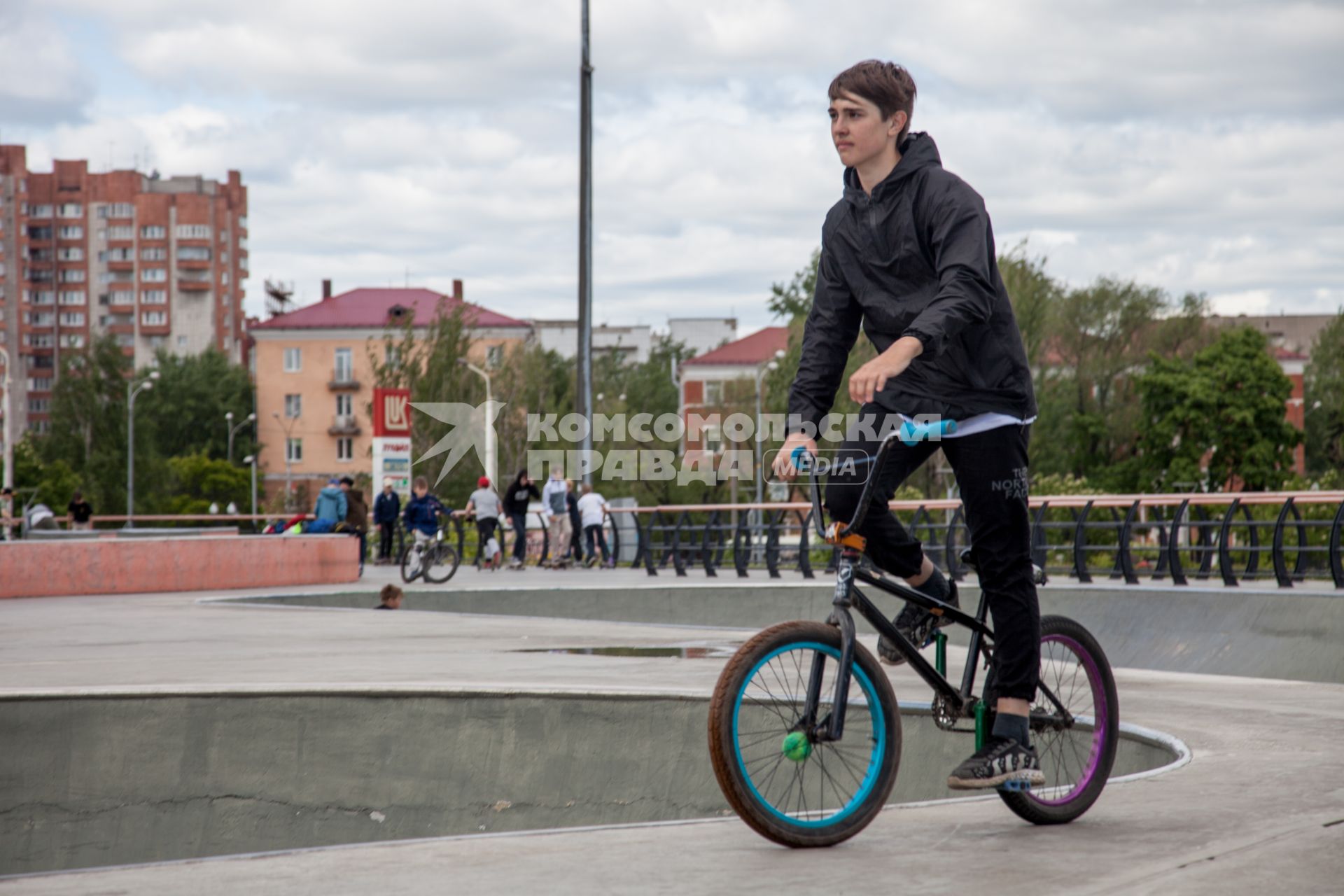 Пермь. Тренировка на BMX-велосипедах в скейт-парке.