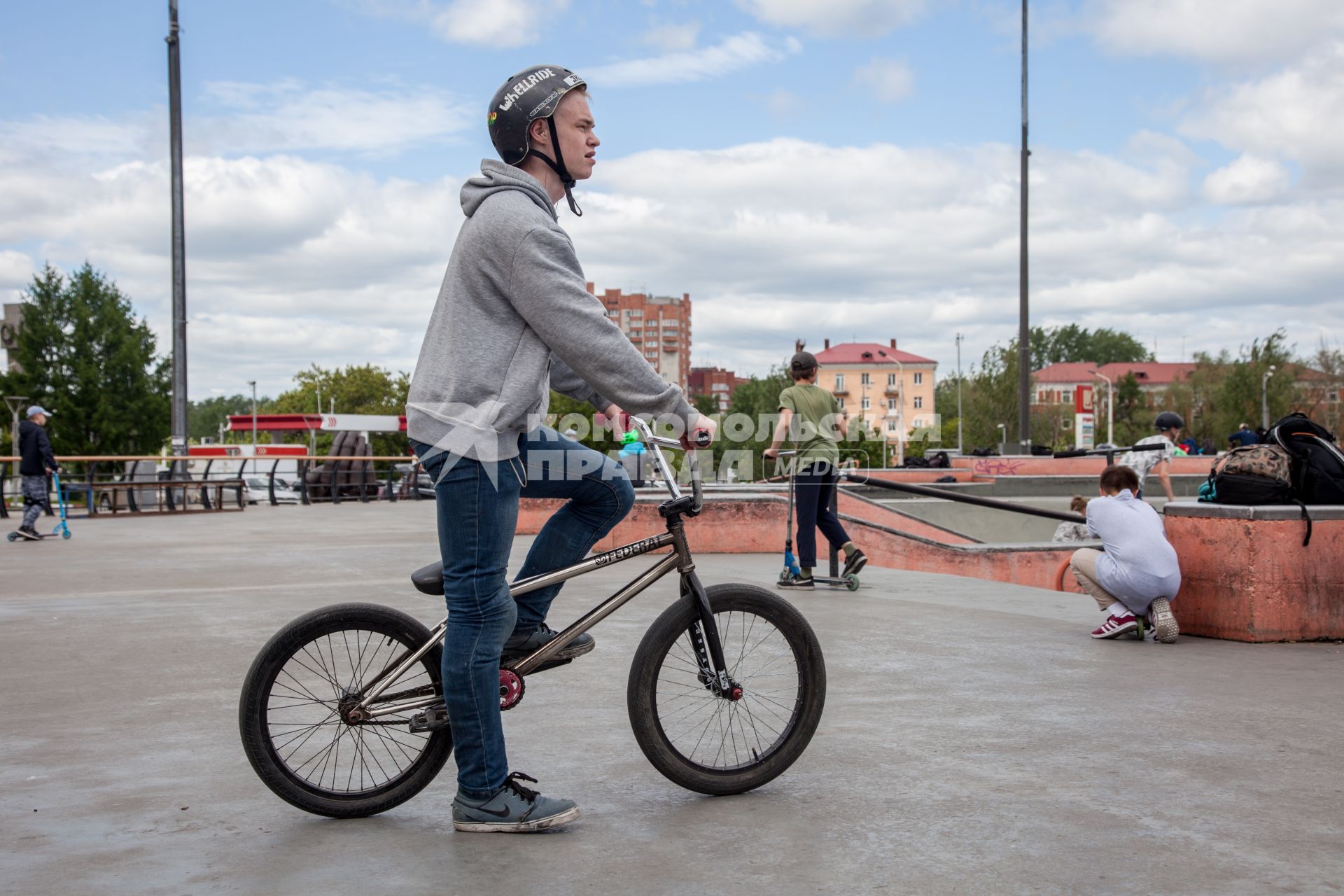 Пермь. Тренировка на BMX-велосипедах в скейт-парке.