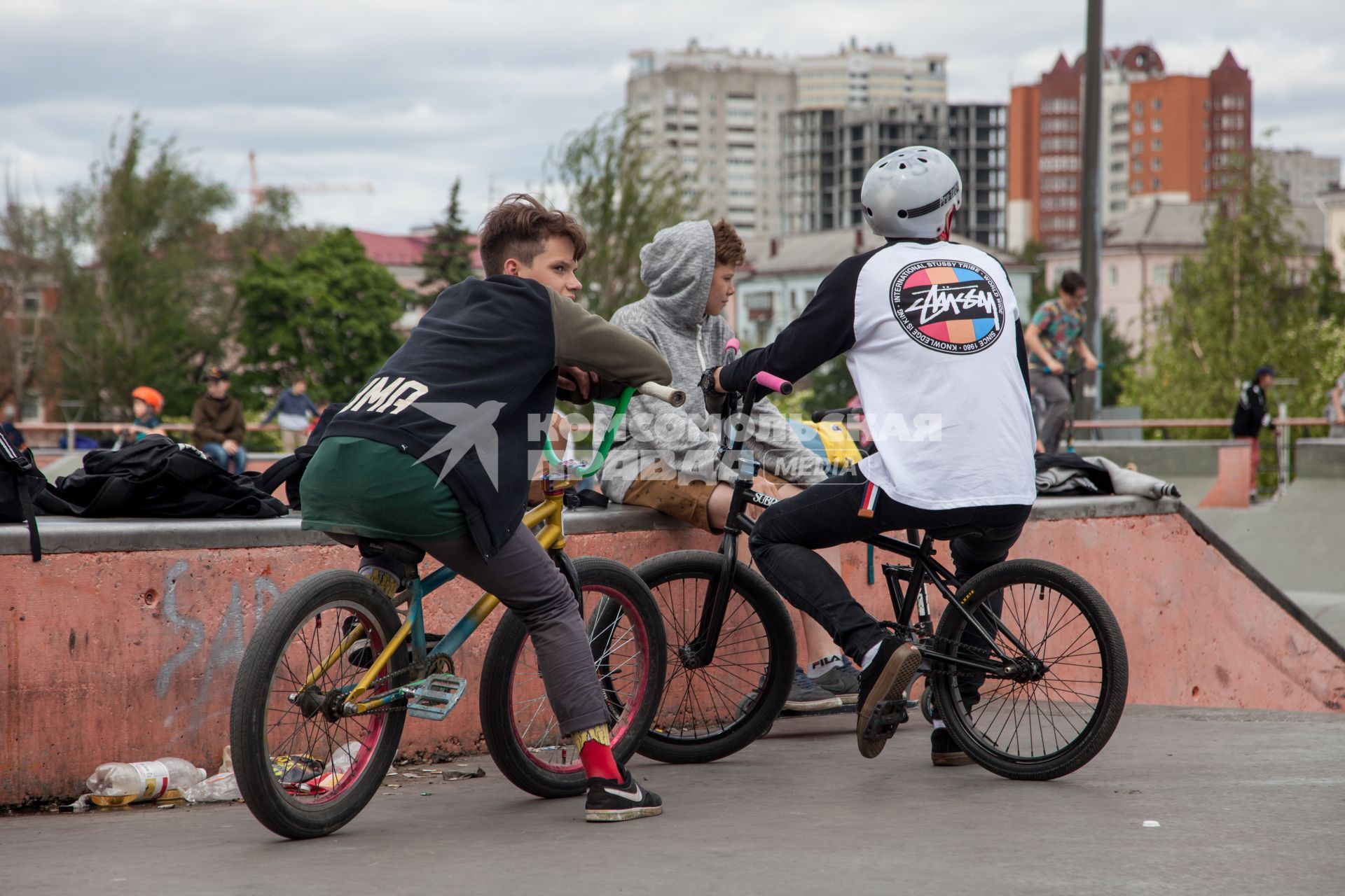 Пермь. Тренировка на BMX-велосипедах в скейт-парке.