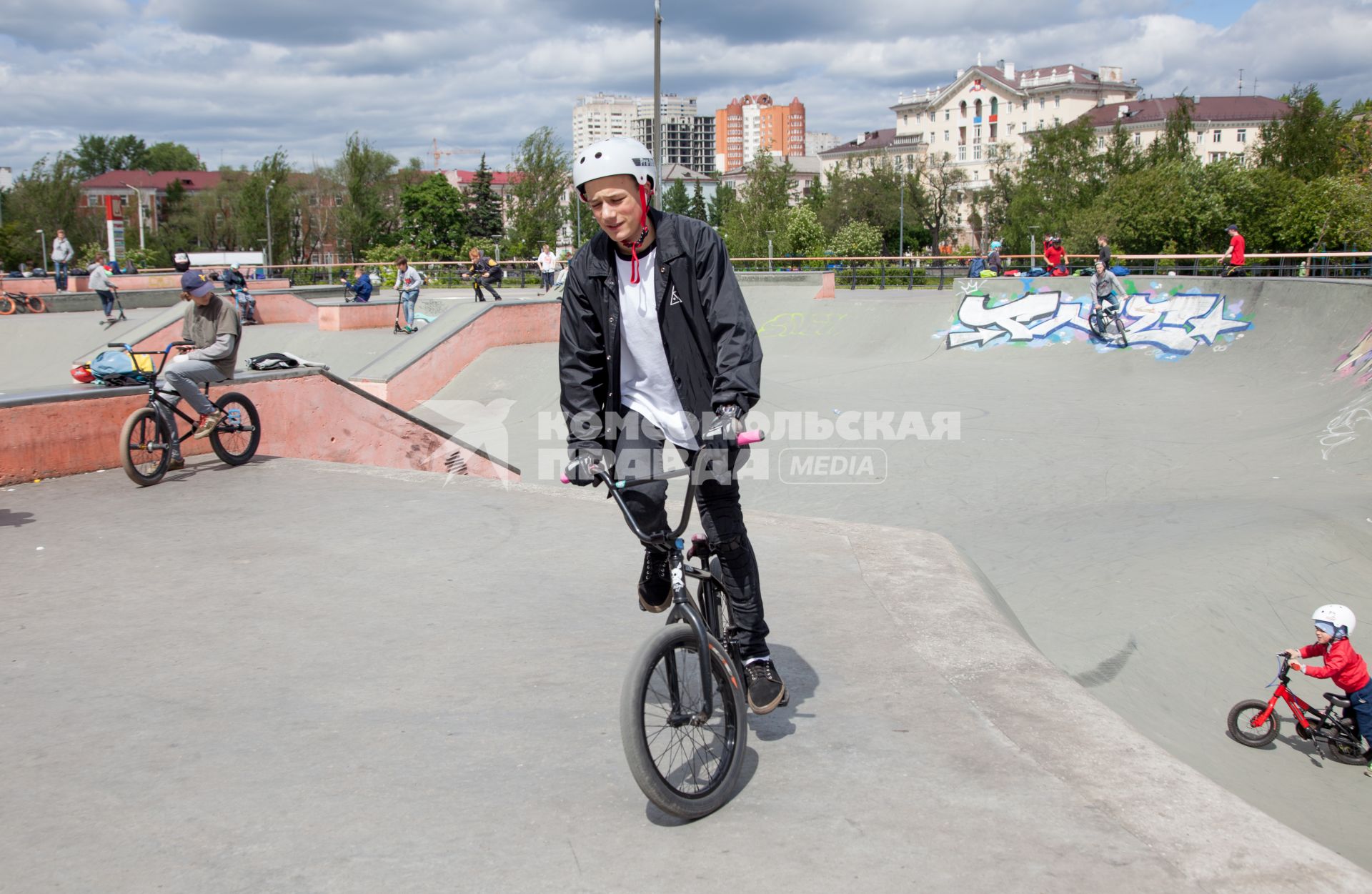 Пермь. Тренировка на BMX-велосипедах в скейт-парке.