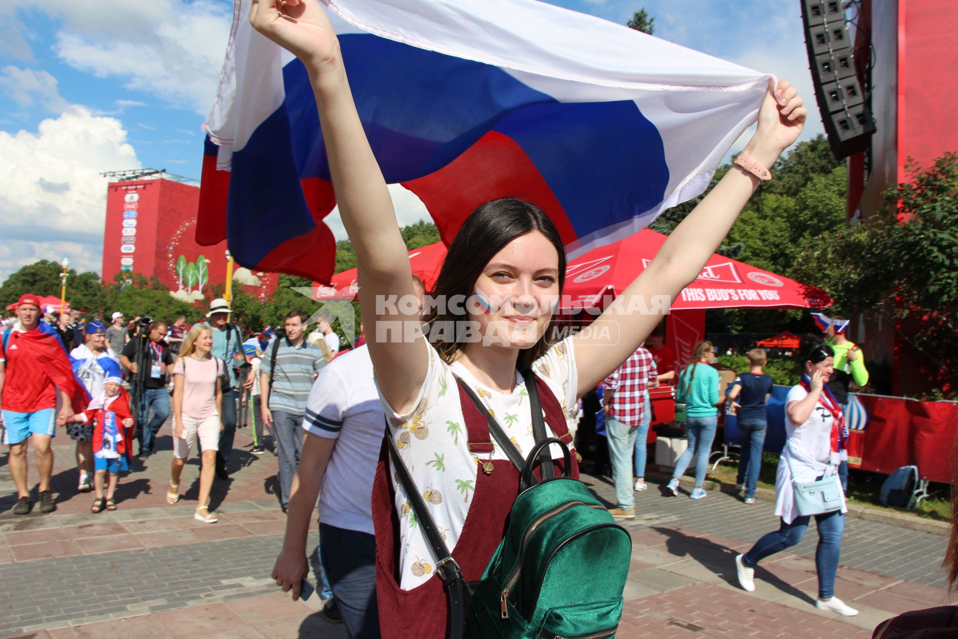 Москва. Болельщики сборной России в фан-зоне на Воробьевых горах во время трансляции матча 1/8 финала чемпионата мира по футболу - 2018 между сборными России и Испании.