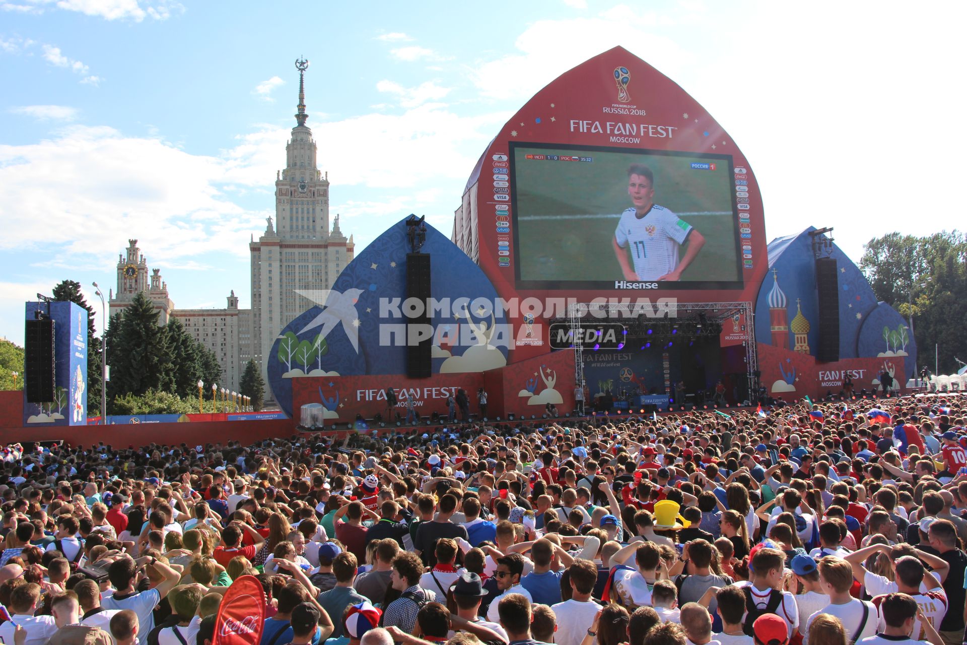 Москва. Болельщики в фан-зоне на Воробьевых горах во время трансляции матча 1/8 финала чемпионата мира по футболу - 2018 между сборными России и Испании.