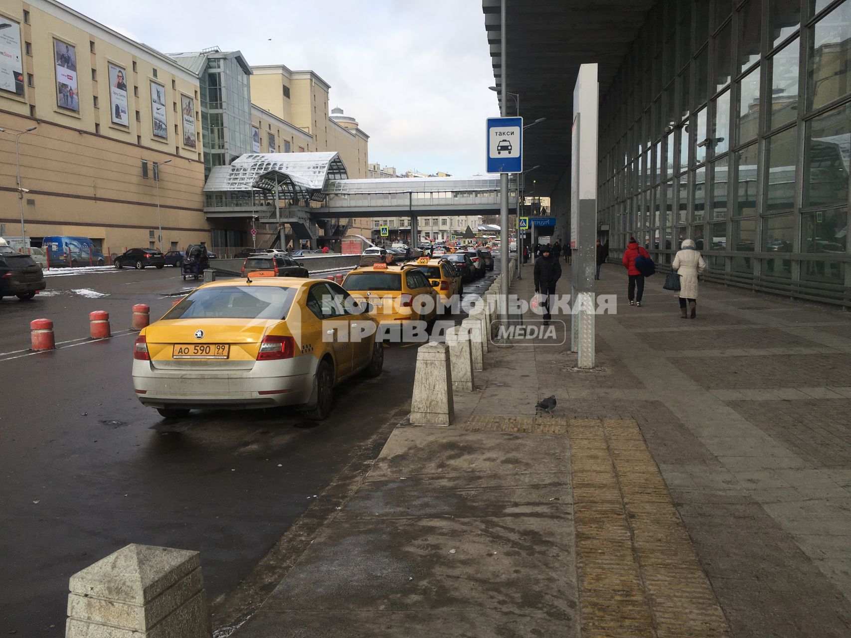 Москва. Автомобили такси у Курского вокзала.