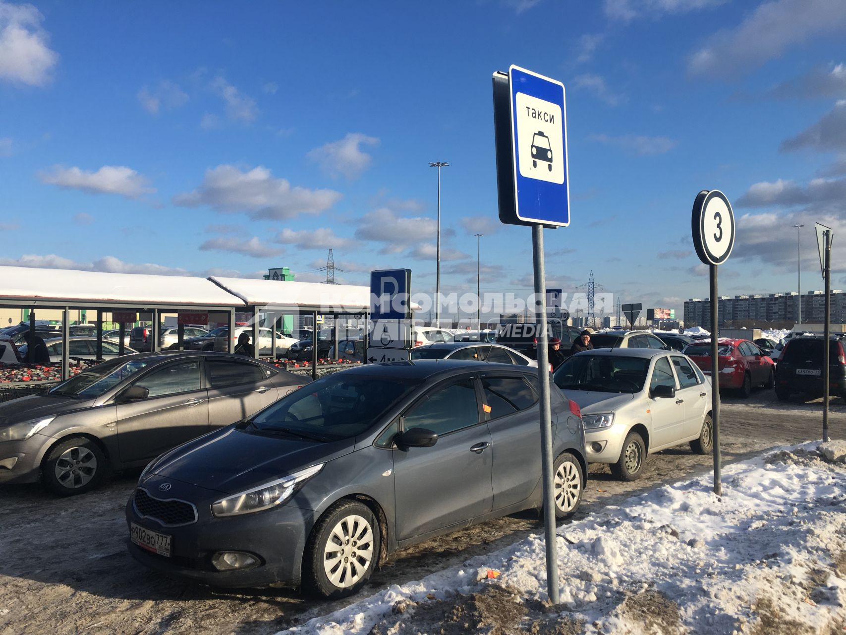 Москва. Автомобили на парковке.