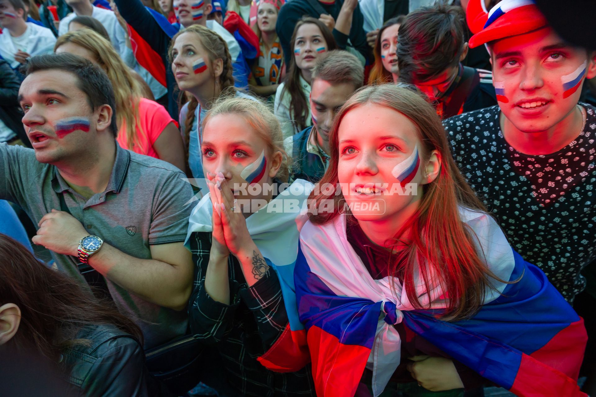 Санкт-Петербург.  Болельщики сборной России в фан-зоне на Конюшенной площади во время просмотра трансляции матча 1/4 финала чемпионата мира по футболу между сборными России и Хорватии.