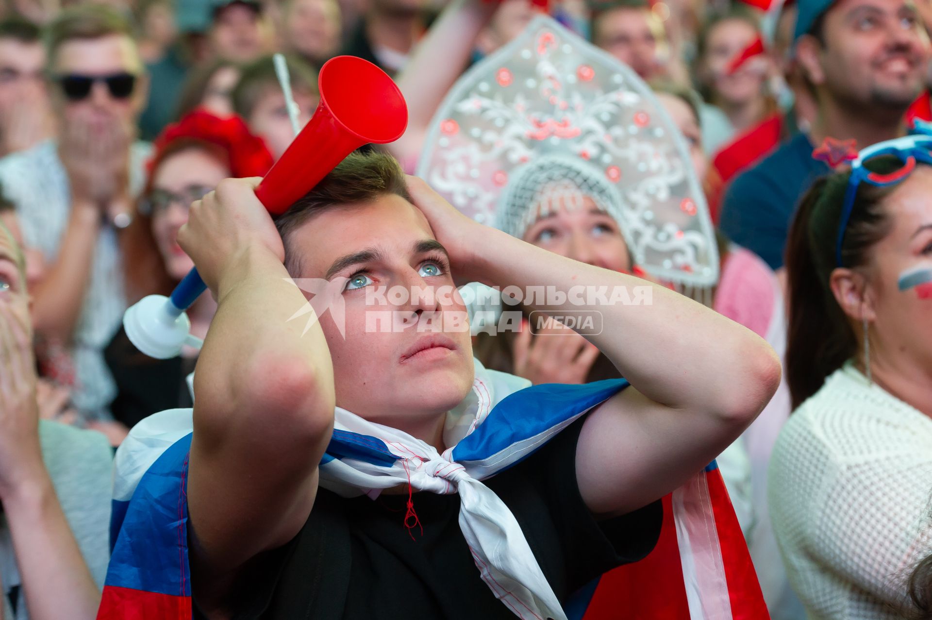 Санкт-Петербург.  Болельщик сборной России в фан-зоне на Конюшенной площади во время просмотра трансляции матча 1/4 финала чемпионата мира по футболу между сборными России и Хорватии.